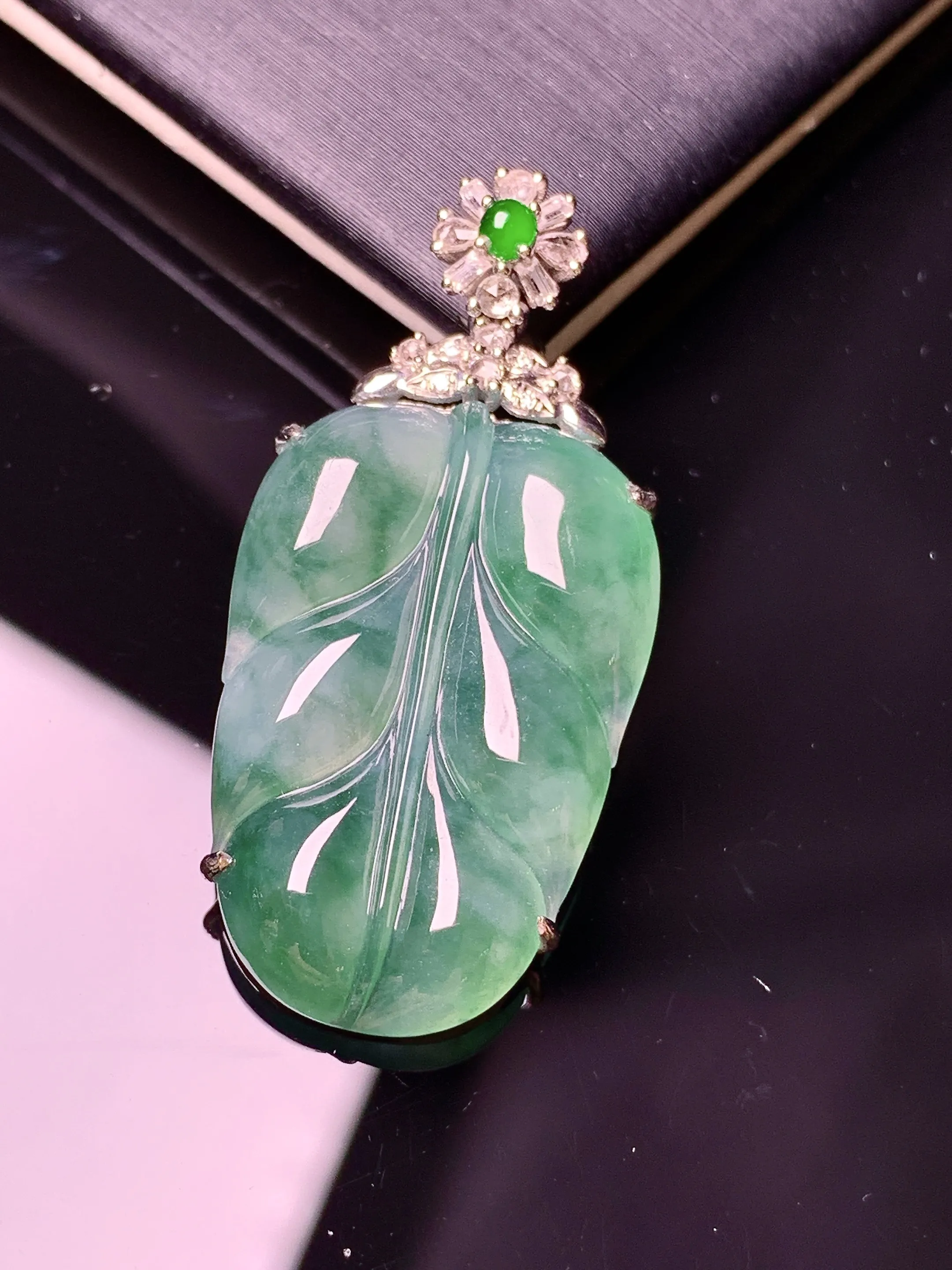 18k金钻镶嵌冰种飘绿树叶吊坠 玉质细腻 水润亮眼 色泽艳丽 整体尺寸37.6*17.8*5