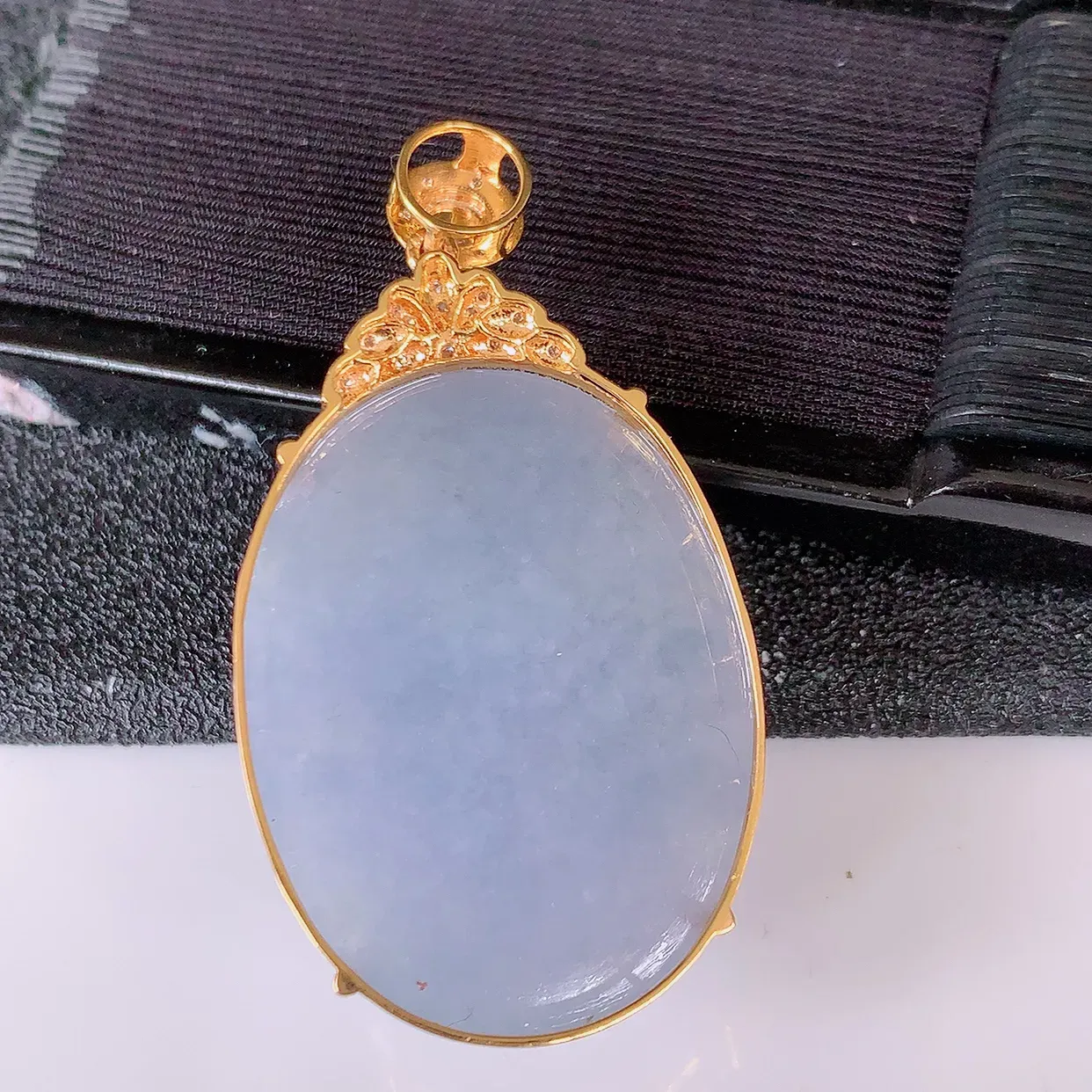 自然光实拍，18K金镶嵌大颗紫罗兰翡翠蛋面吊坠，鸽子蛋面，紫罗兰时‮大尚‬方，款式经典，紫罗兰，佩戴优雅高贵上档次！#00.9尺寸41.8*23*9.5裸石30*23