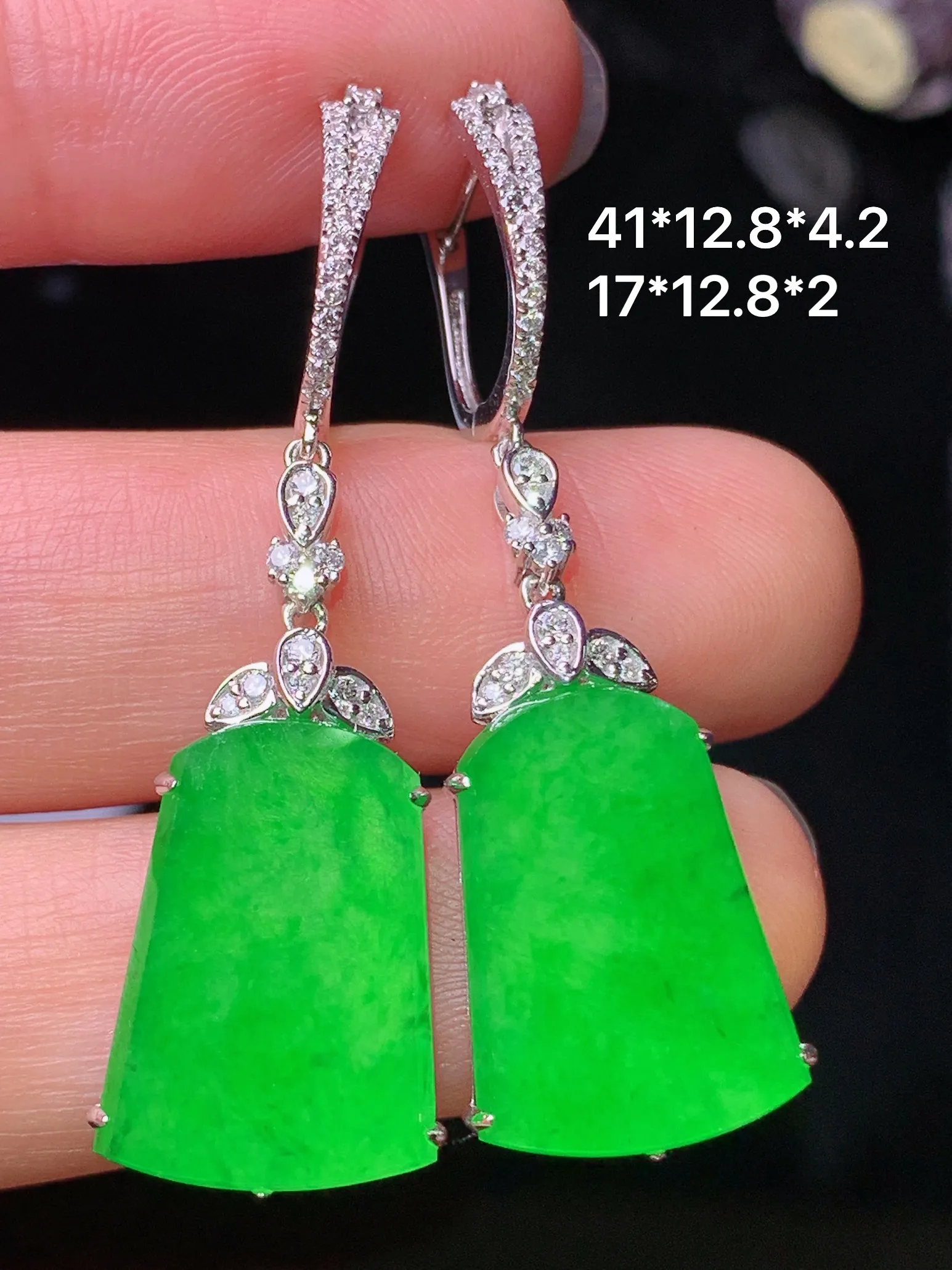 18k金钻镶嵌满绿无事牌耳坠 玉质细腻 水润亮眼 色泽艳丽 整体尺寸41*12.8*4.2