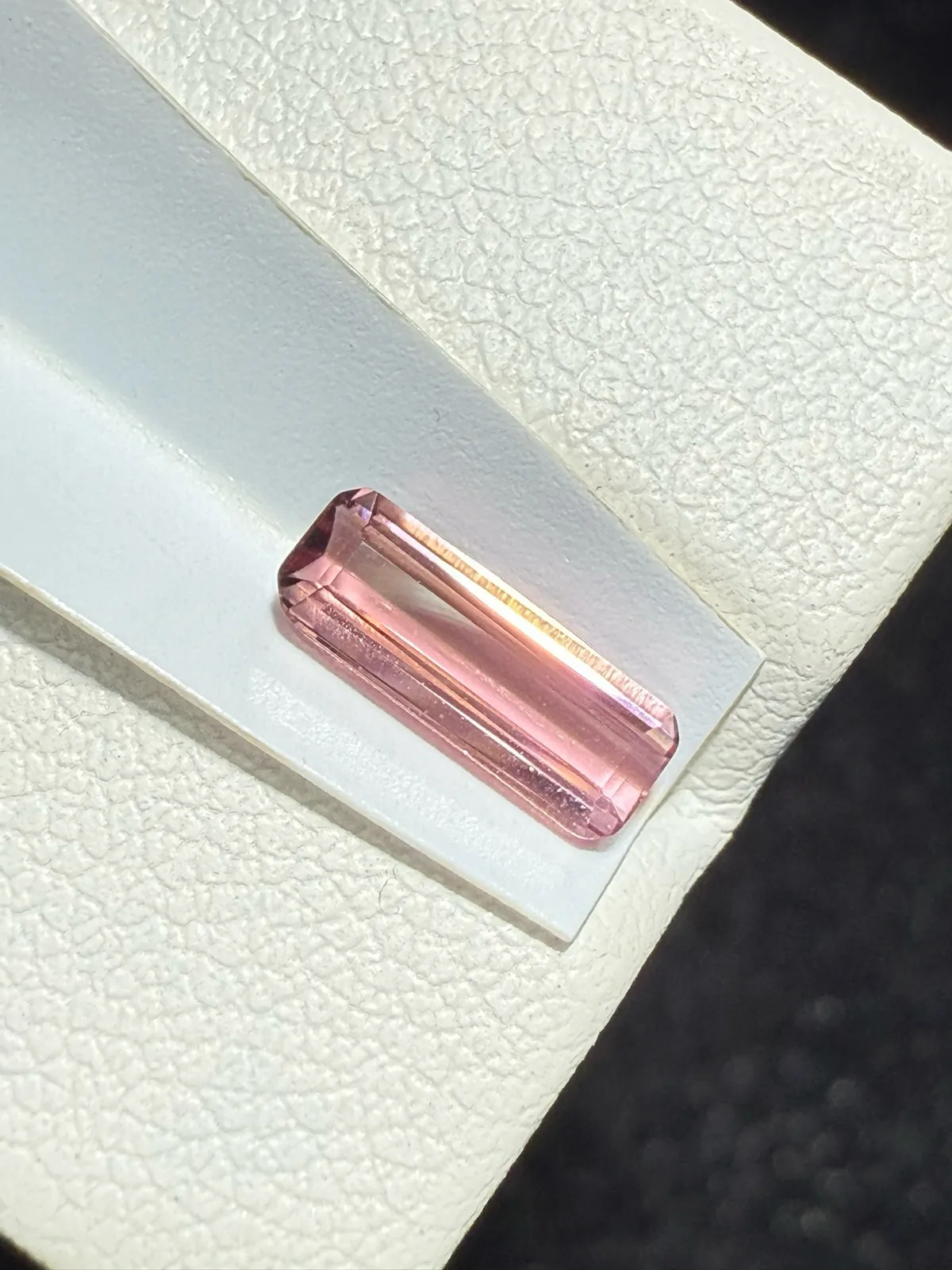 【高端珠宝】天然极美红碧玺裸石
重量: 0.81ct  规格: 9.1*3.3*2.6毫米
精湛切工，满身火彩
台面大，实物更美，可以代镶嵌设计。