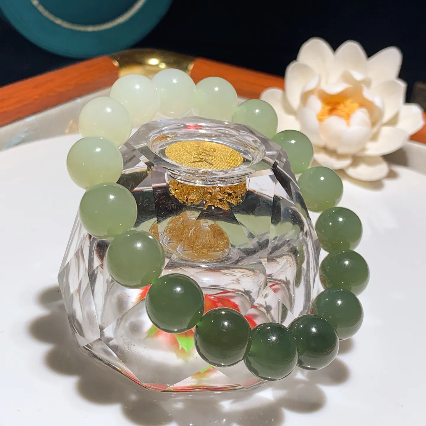 和田玉湖水绿渐变圆珠手串。单颗尺寸12。玉质细腻油润。手推出油。佩戴高端典雅。lt251210