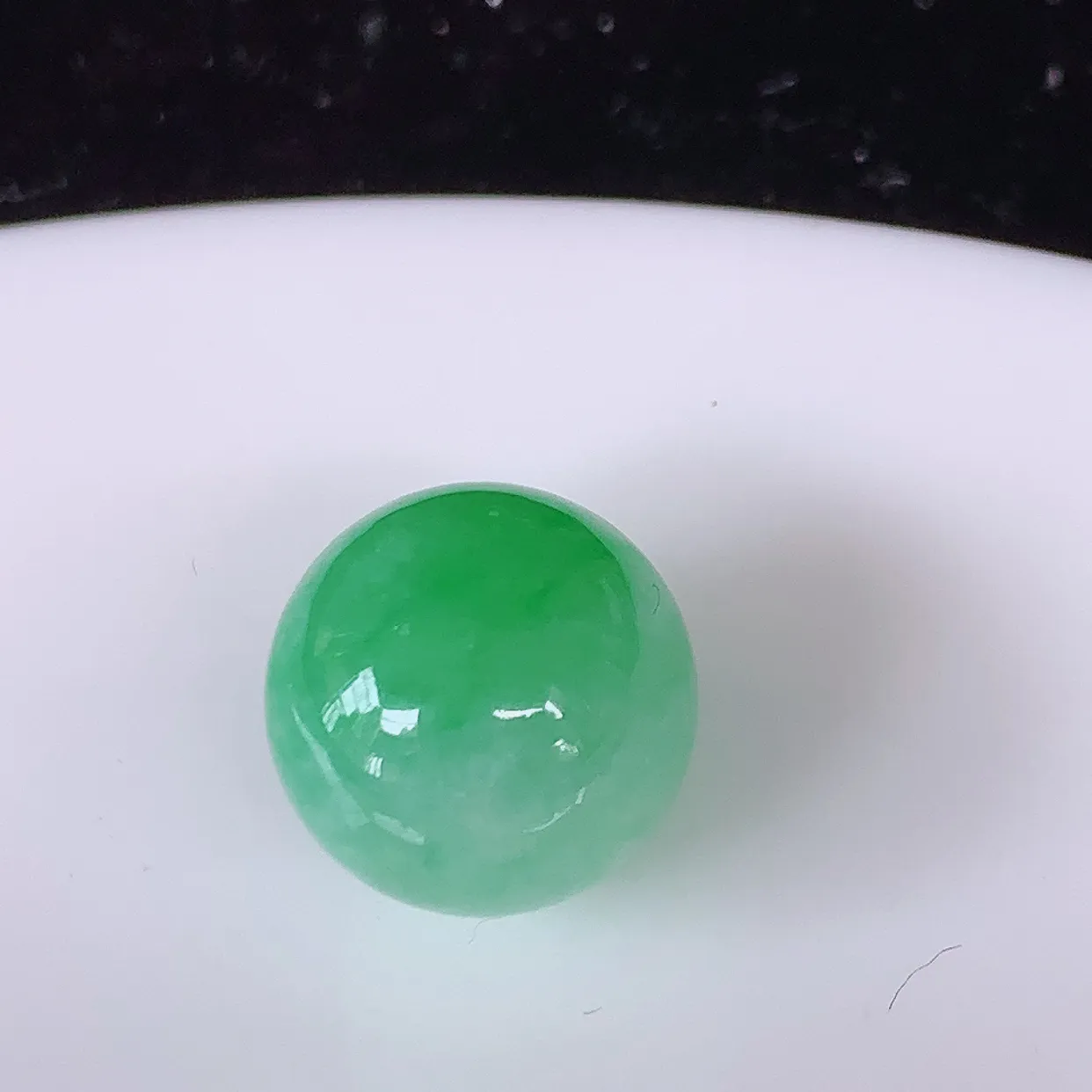 自然光实拍，冰飘绿翡翠圆珠、转运珠吊坠，寓意“时来运转，财源滚滚” 寓意佳，荧光灼灼，转运珠佩戴时尚