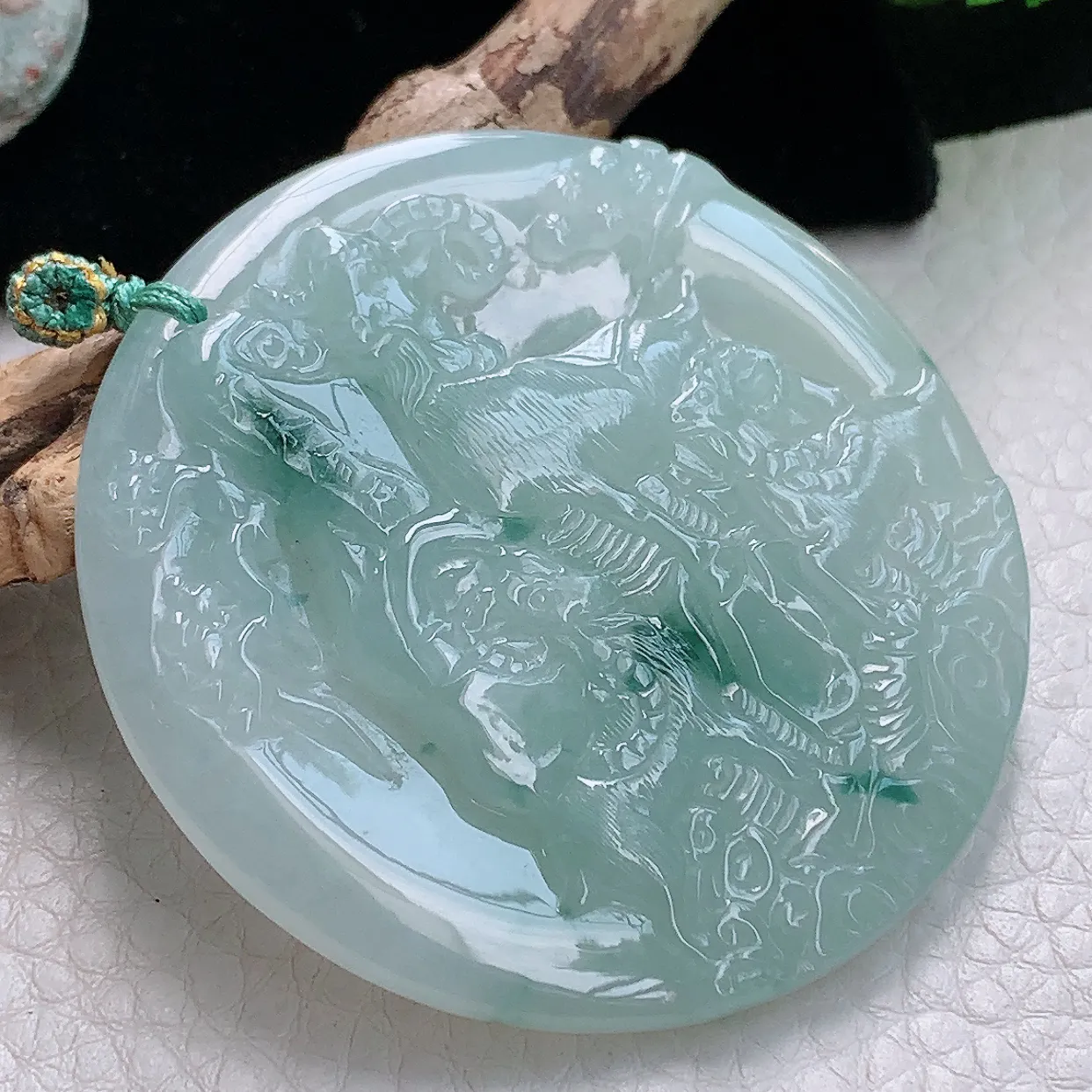 yn实拍54.2*5.8缅甸天然翡翠飘花生肖羊吊坠三羊开泰玉坠