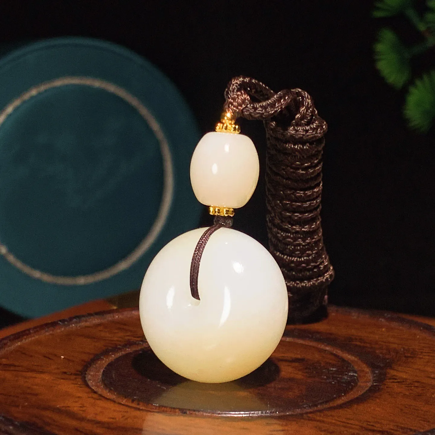 新疆和田玉糖料平安扣挂件。尺寸25/16重20克。玉质细腻油润。手推出油。佩戴高端典雅。lt2512