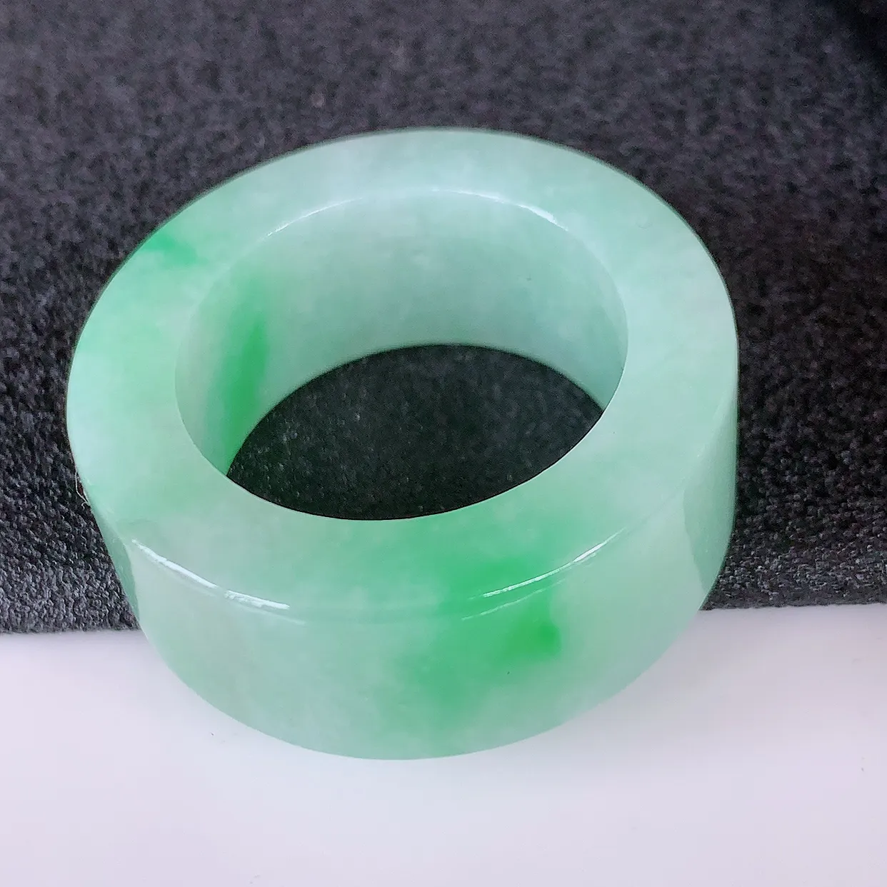 自然光实拍，22.2mm内径冰飘绿翡翠扳指，冰润指环，玉扳指，戒指，财源滚滚，玉质细腻起胶， 28圈口，种水好！#05.9尺寸22.2*12*5.2