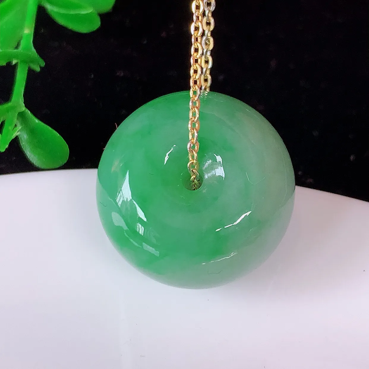自然光实拍，冰润飘绿翡翠路路通吊坠，寓意好运连连，路路畅通，经典款式，财运滚滚，路路通，佩戴效果更好！配银链子#05.9
