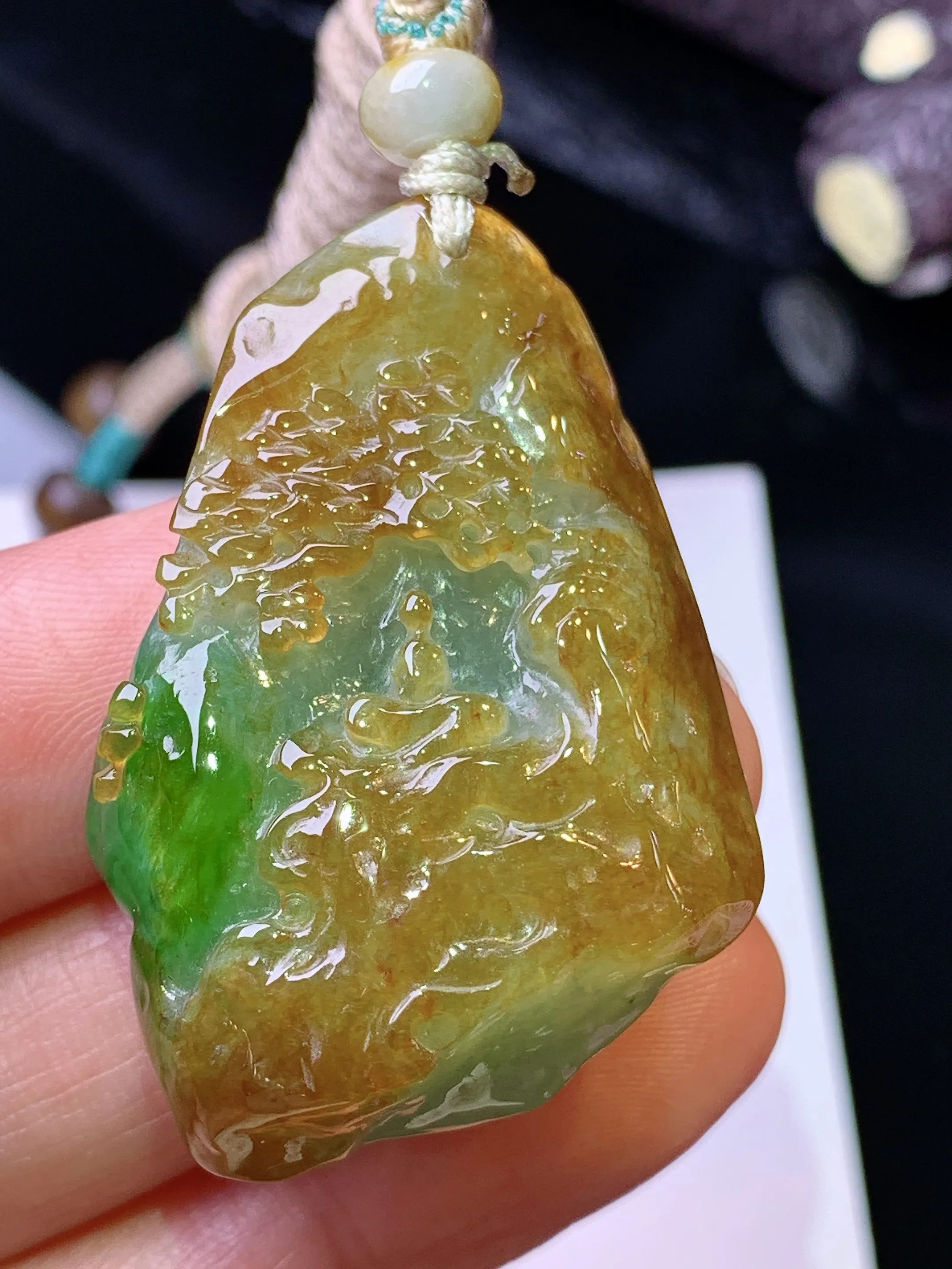飘黄绿悟道吊坠 玉质细腻 水润亮眼 色泽艳丽 整体尺寸40.6*27.3*11.2