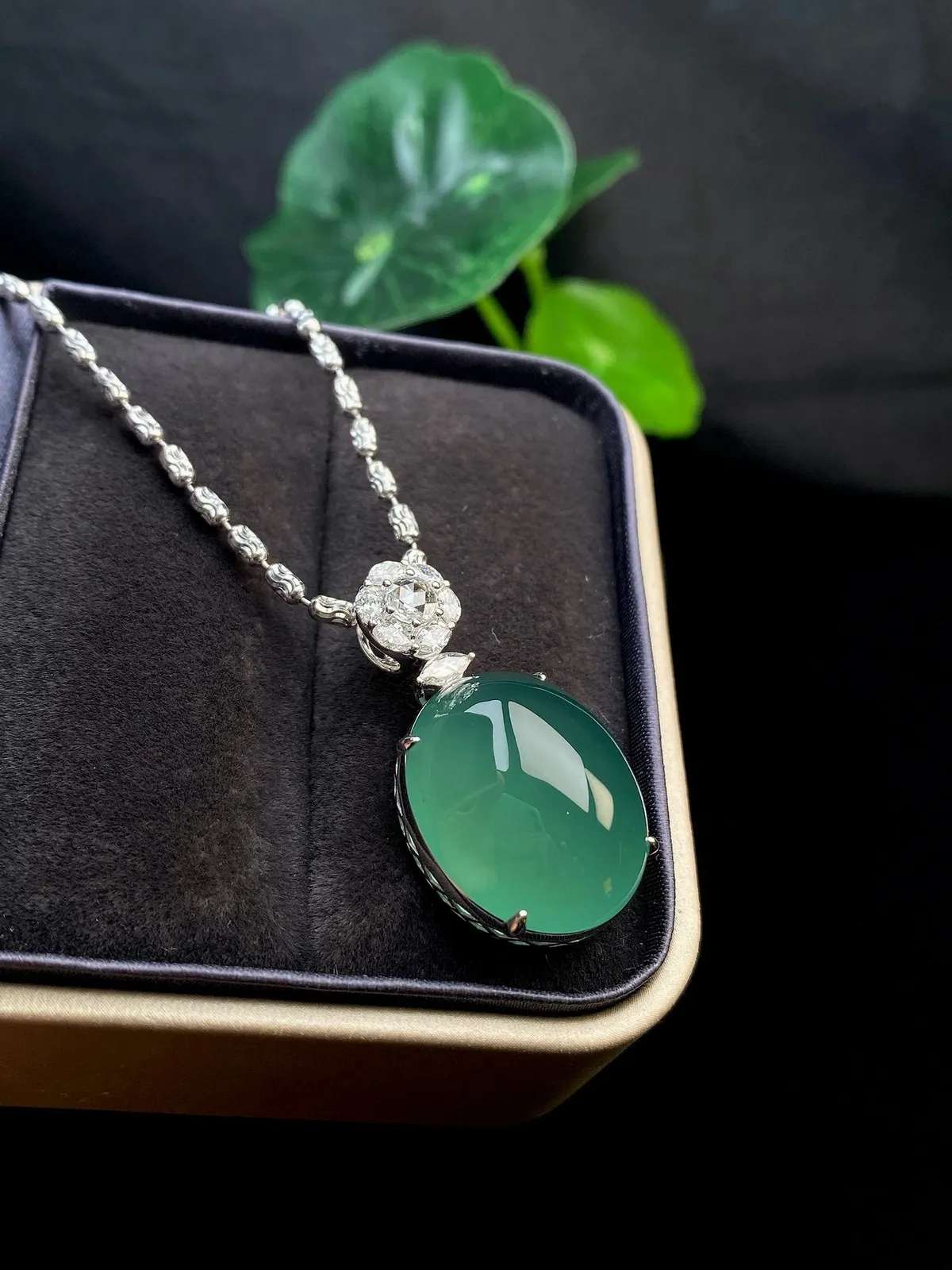 【冰种湖水绿蛋面吊坠】迷人湖水绿，形状非常饱满，冰润通透，种老起光，胶感强烈。质地细腻度均匀度很高，