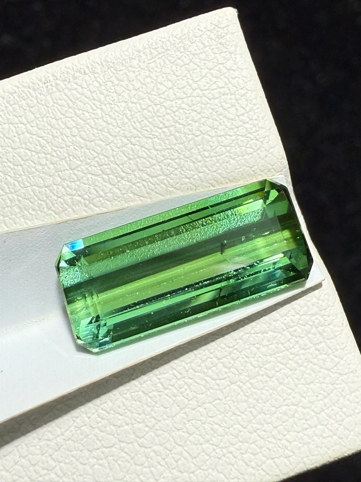 【高端珠宝】天然极美绿碧玺裸石
重量: 4.915ct  规格: 15.8*7.1*4.4毫米
精湛切工，满身火彩
台面大，实物更美，可以代镶嵌设计。