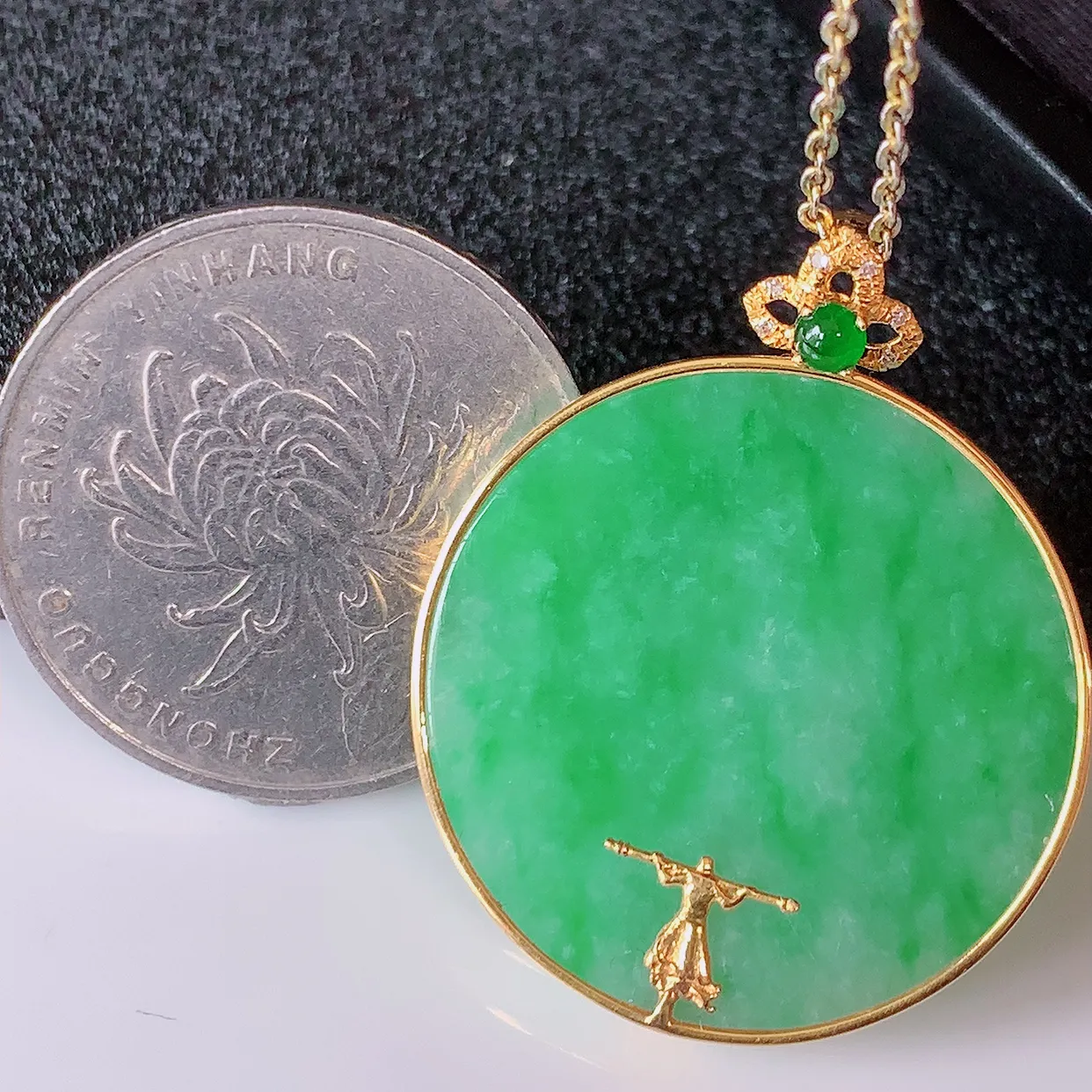 18K金镶嵌冰润飘绿翡翠平安无事牌吊坠，翡翠圆无事牌，平平安安，无事牌翠色灵动，佩戴平安时尚！#00.9整体32*26.5*5.2裸石25.5*25.5