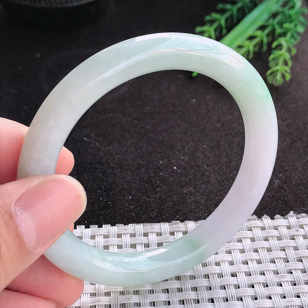 天然A货翡翠55/9/8.8老坑秀气冰润飘绿圆条手镯玉镯