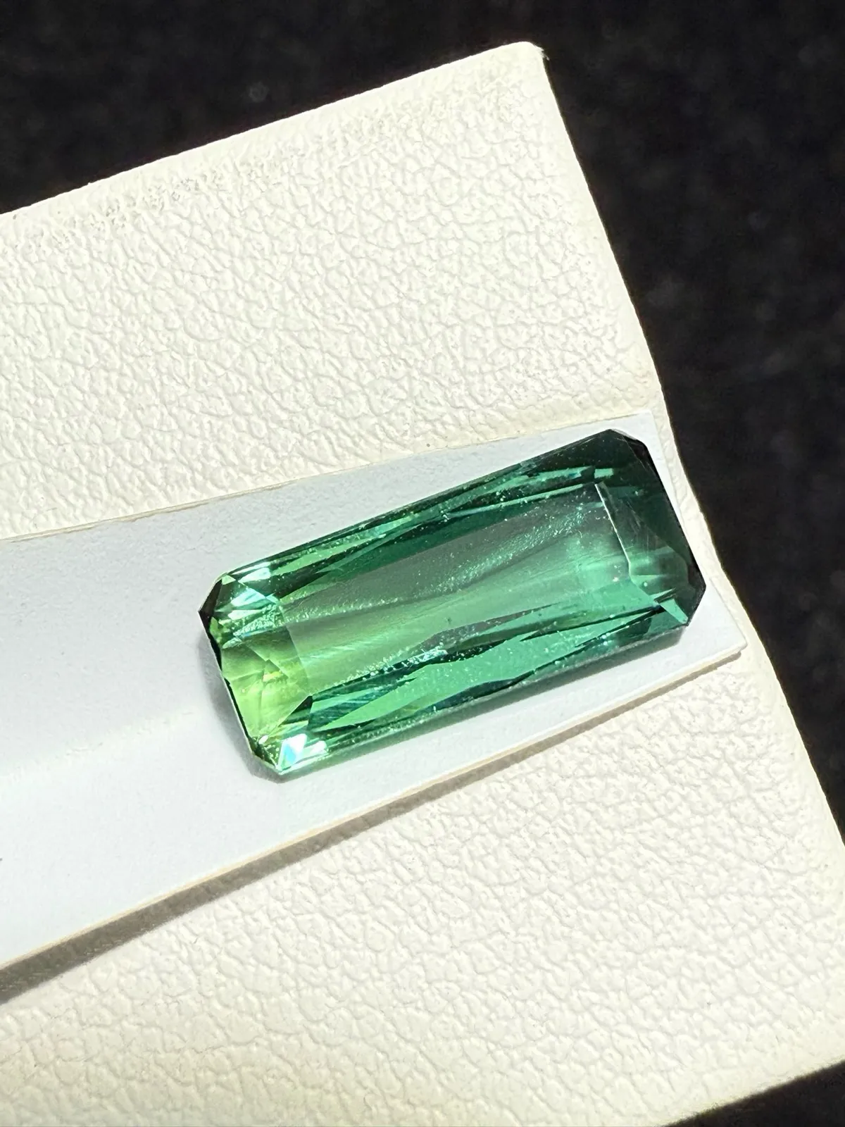 【高端珠宝】天然极美蓝绿碧玺裸石
重量: 3.45ct  规格: 13.4*6*4.3毫米
精湛切工，满身火彩
台面大，实物更美，可以代镶嵌设计。