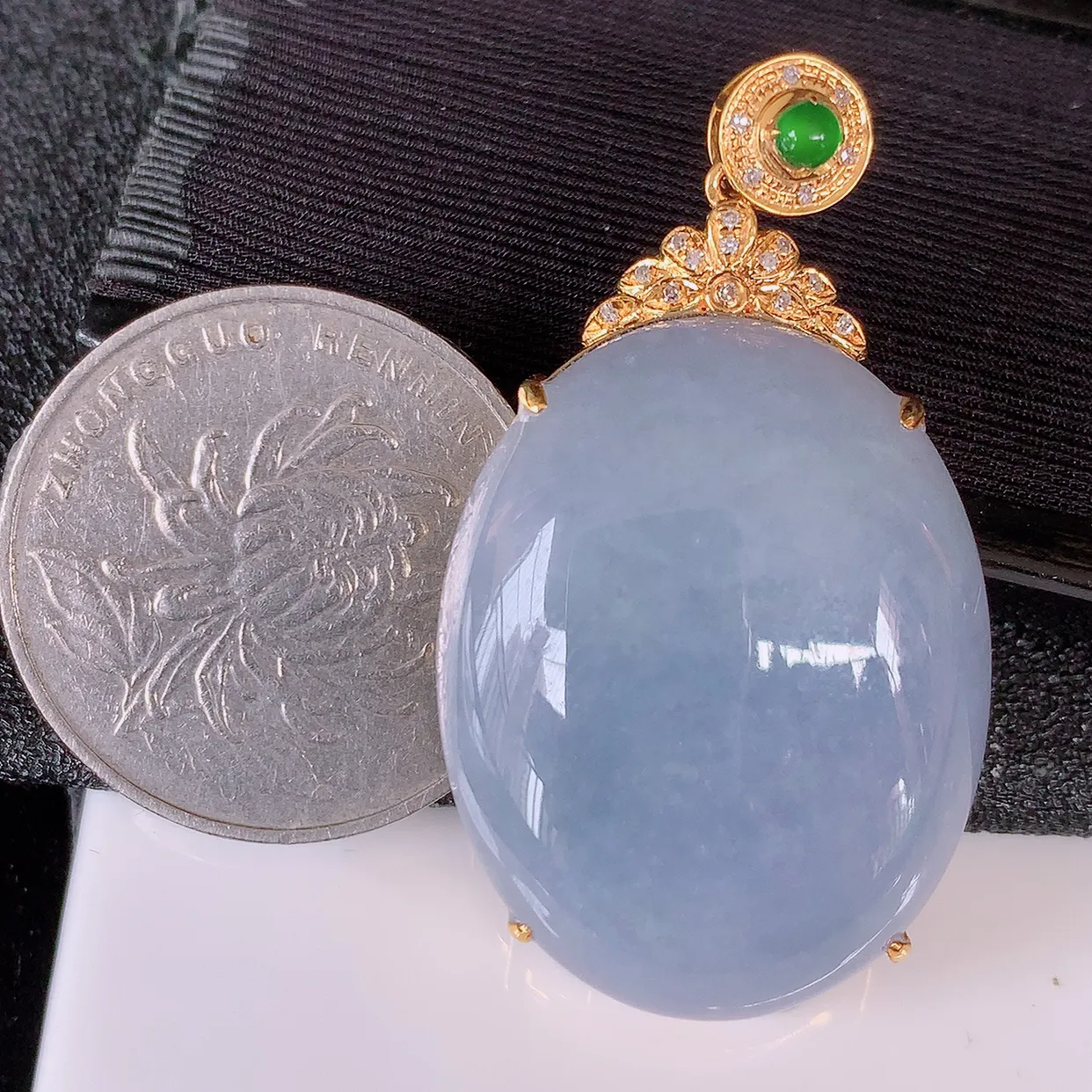 自然光实拍，18K金镶嵌大颗紫罗兰翡翠蛋面吊坠，鸽子蛋面，紫罗兰时‮大尚‬方，款式经典，紫罗兰，佩戴优雅高贵上档次！#00.9尺寸41.8*23*9.5裸石30*23