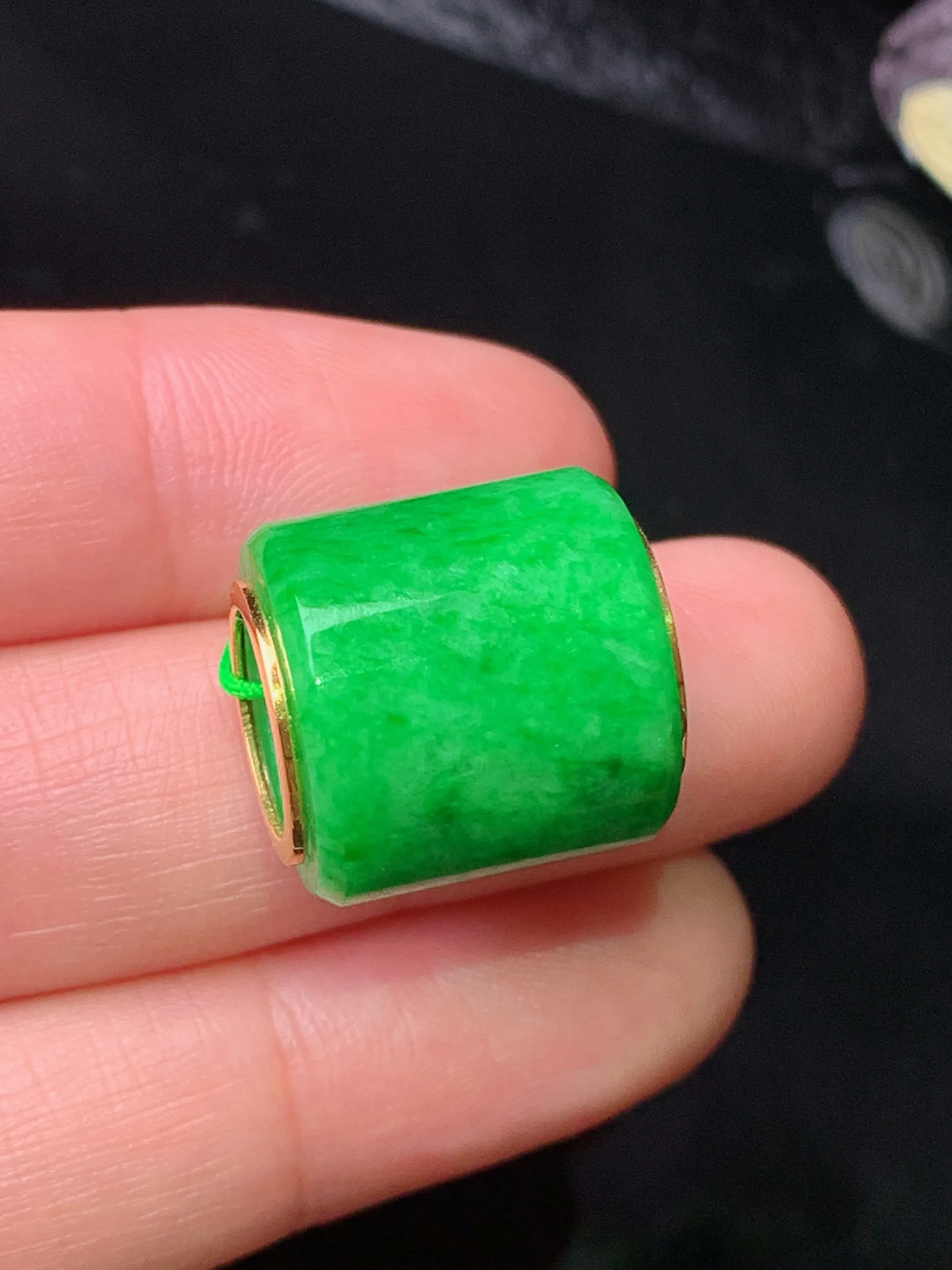 阳绿路路通吊坠，18k金镶嵌，冰润色阳，种老水足，Xu 尺寸16.2*15.5