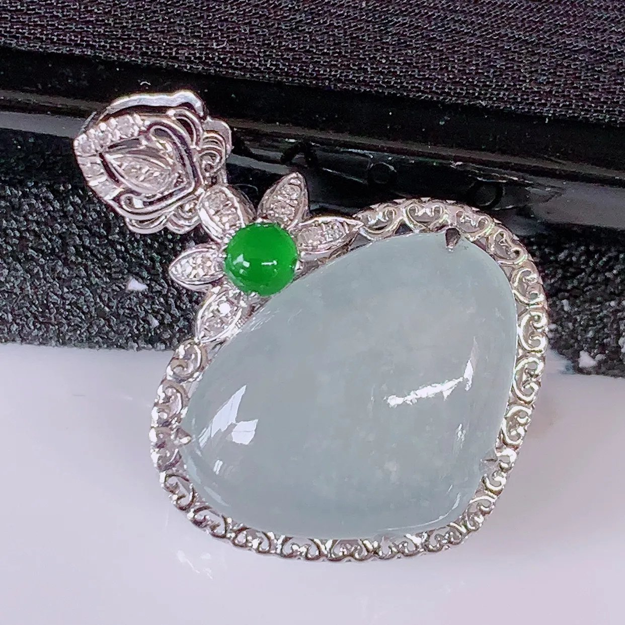 自然光实拍，18k金镶嵌冰透翡翠爱心吊坠，冰胶饱满，起荧光，造型精美别致，送礼或自留佳选！#00.9整体25.5*19*7.8裸石16*12