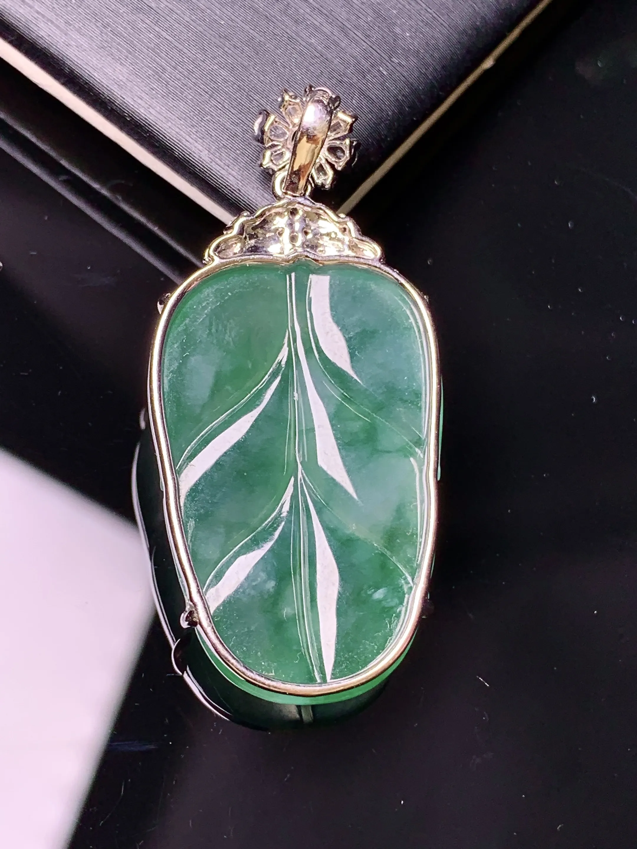 18k金钻镶嵌冰种飘绿树叶吊坠 玉质细腻 水润亮眼 色泽艳丽 整体尺寸37.6*17.8*5