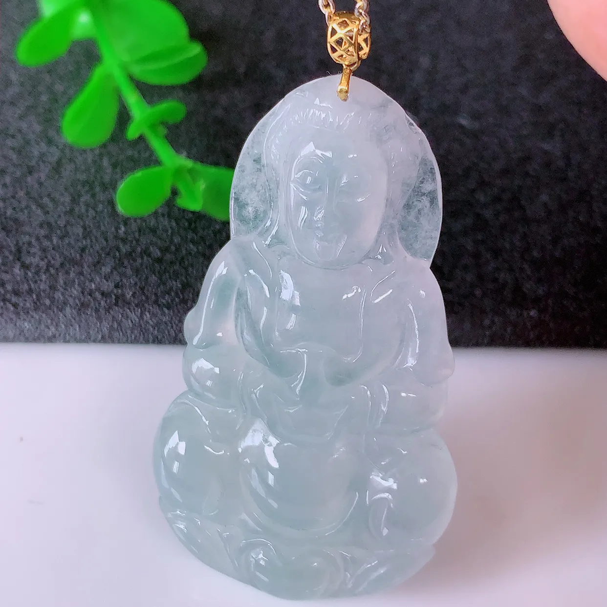 18K金镶嵌冰种翡翠观音菩萨吊坠，冰透赐福翡翠观音，观音面相端庄，品相佳，佩戴气质！#1.9