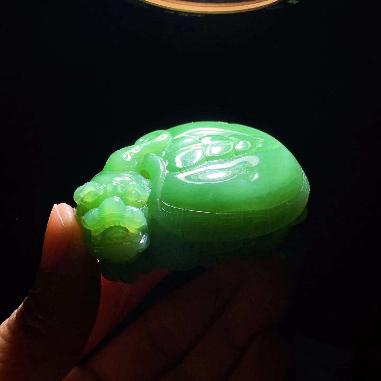 和田玉阳绿猫眼俄罗斯碧玉富贵长寿龙龟把件。猫眼龙龟把件。尺寸57/45/25重106克。玉质细腻油润。手推出油。佩戴高端典雅。lt251209