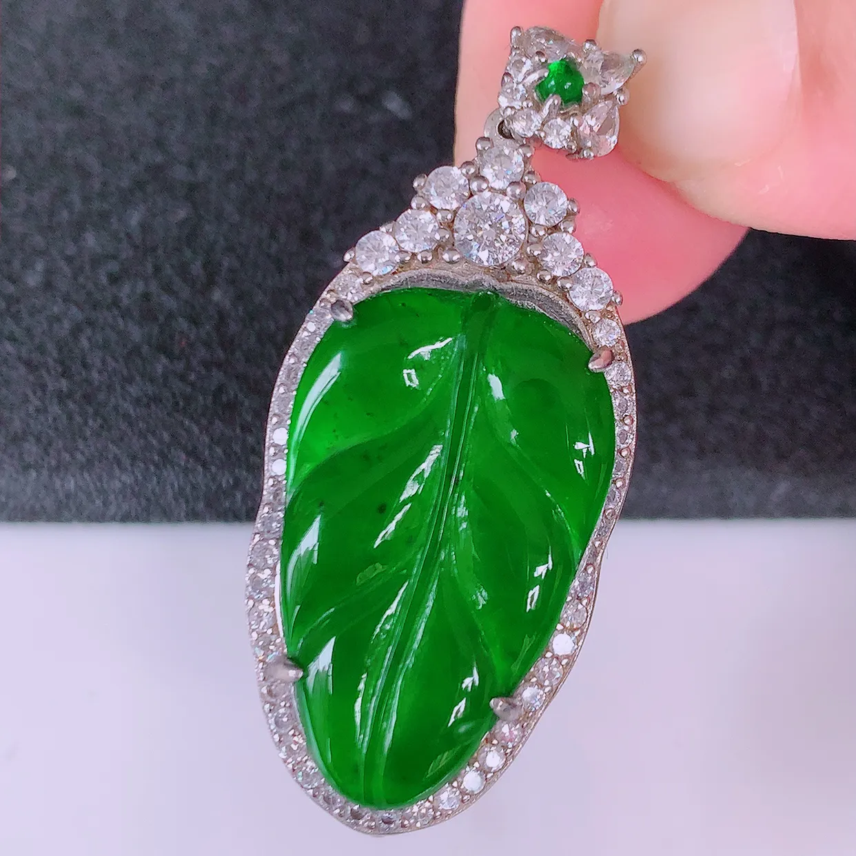 冰透满绿翡翠925银镶嵌叶子吊坠，自然光实拍，翠色灵动，颜色漂亮，种老水足，品相佳，佩戴佳品！#97.9整体40*17*7.5裸石23.5*14.5