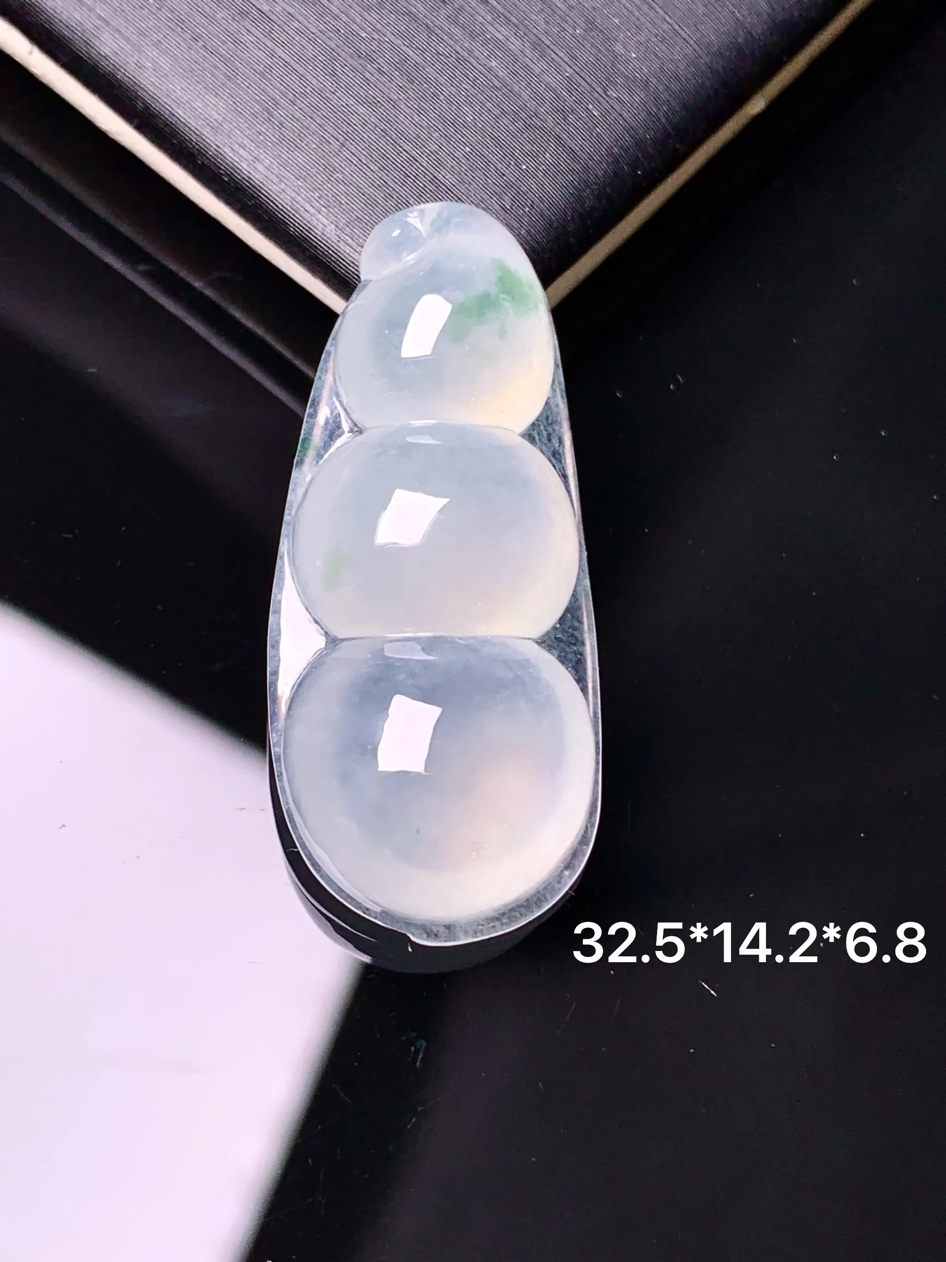 飘绿四季豆吊坠 玉质细腻 水润亮眼 色泽艳丽 整体尺寸32.5*14.2*6.8