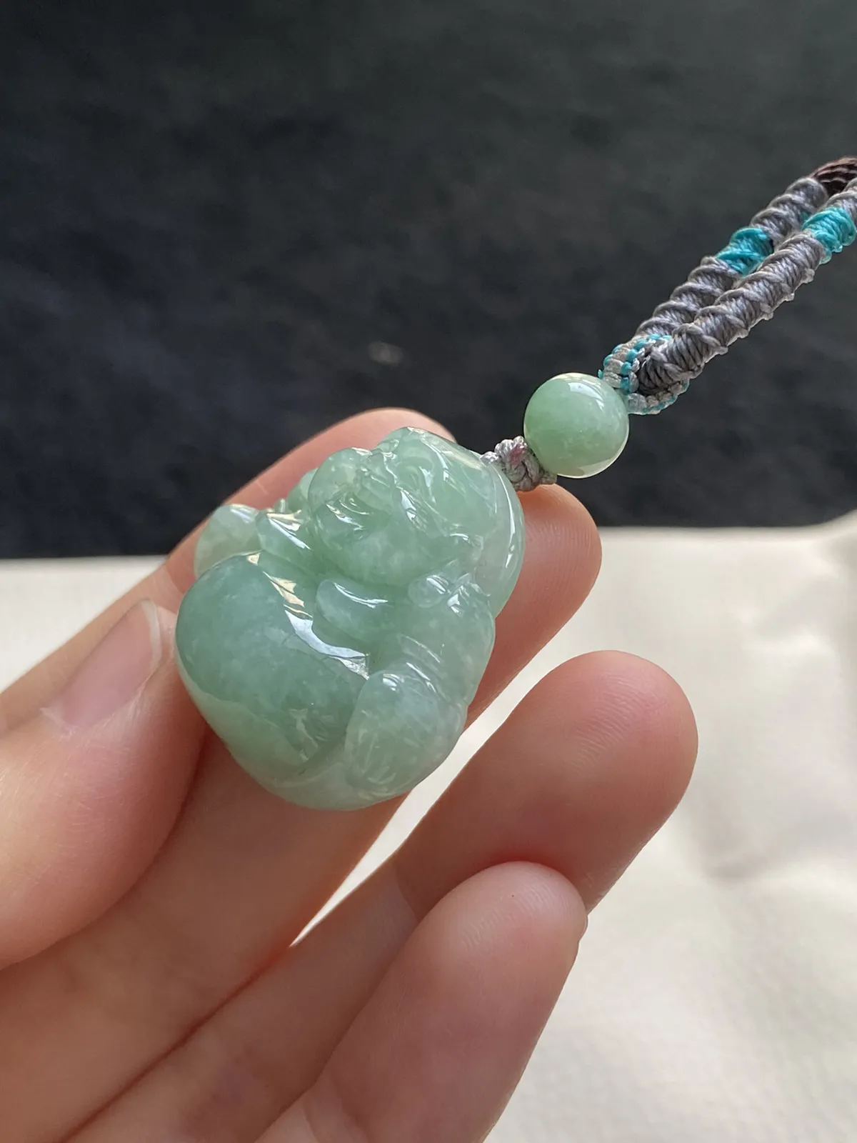 翡翠糯化种浅绿色吊坠，配珠未测