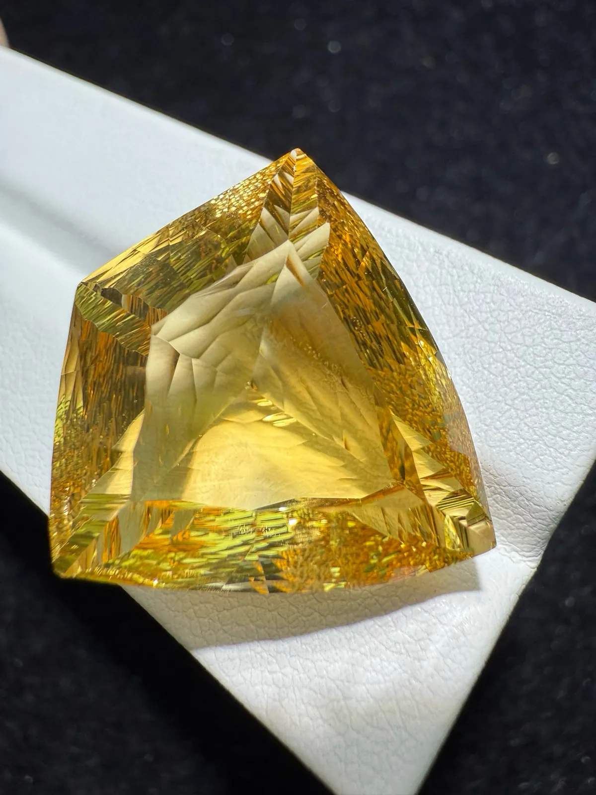 【高端珠宝】天然极美黄水晶裸石
重量: 44.31ct  规格: 25.6*25.6*15.5毫米
精湛切工，满身火彩
台面大，实物更美，可以代镶嵌设计。