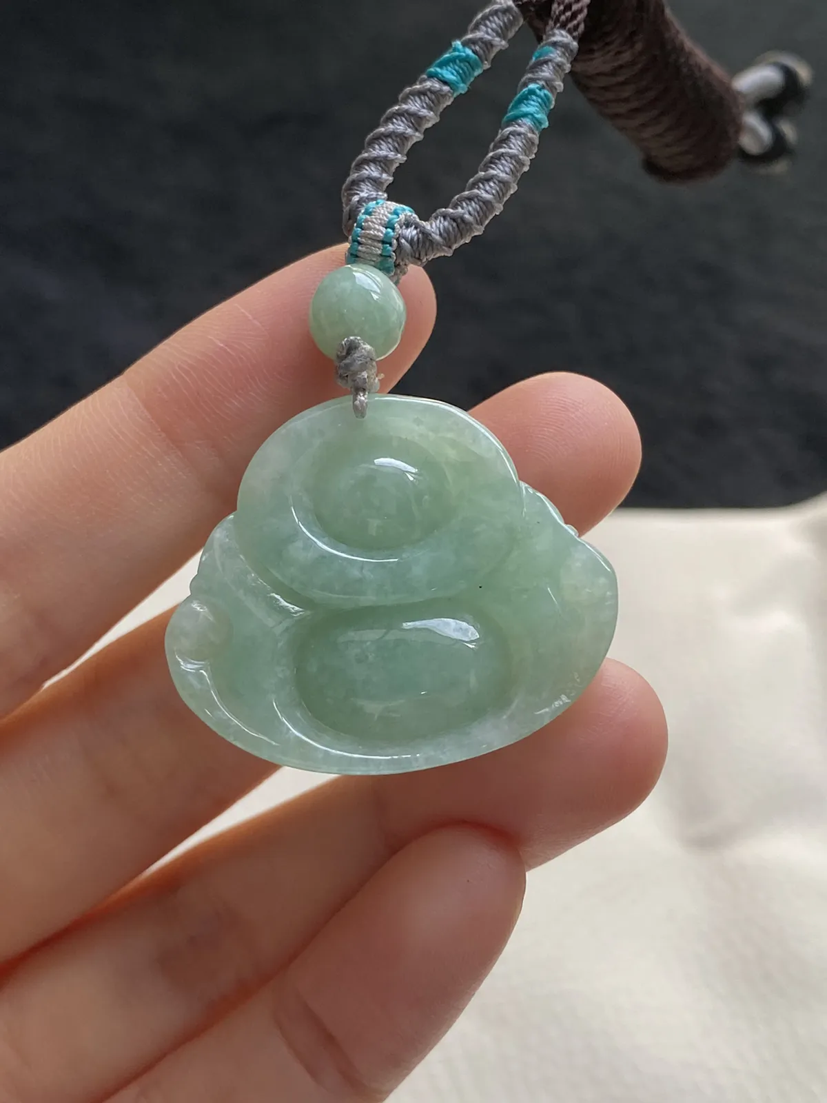 翡翠糯化种浅绿色吊坠，配珠未测