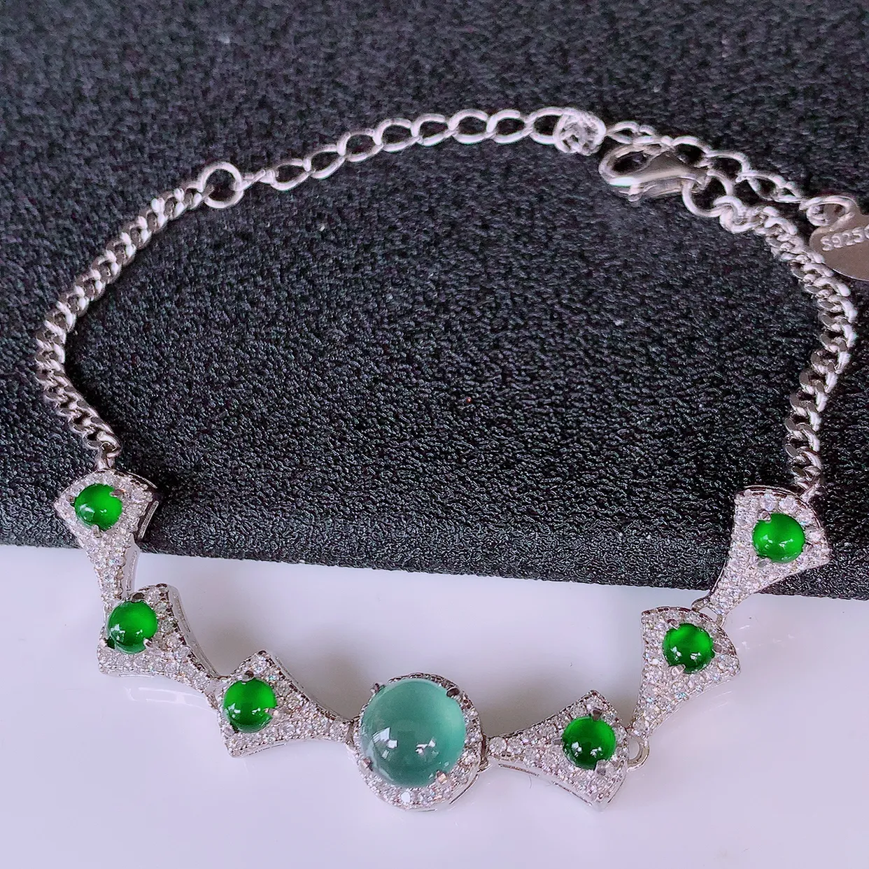 冰透满绿翡翠925银镶嵌手链，自然光实拍，翠色灵动，颜色漂亮，种老水足，品相佳，佩戴佳品！#97.9取一整体8*8*7.5裸石5.8*5.8