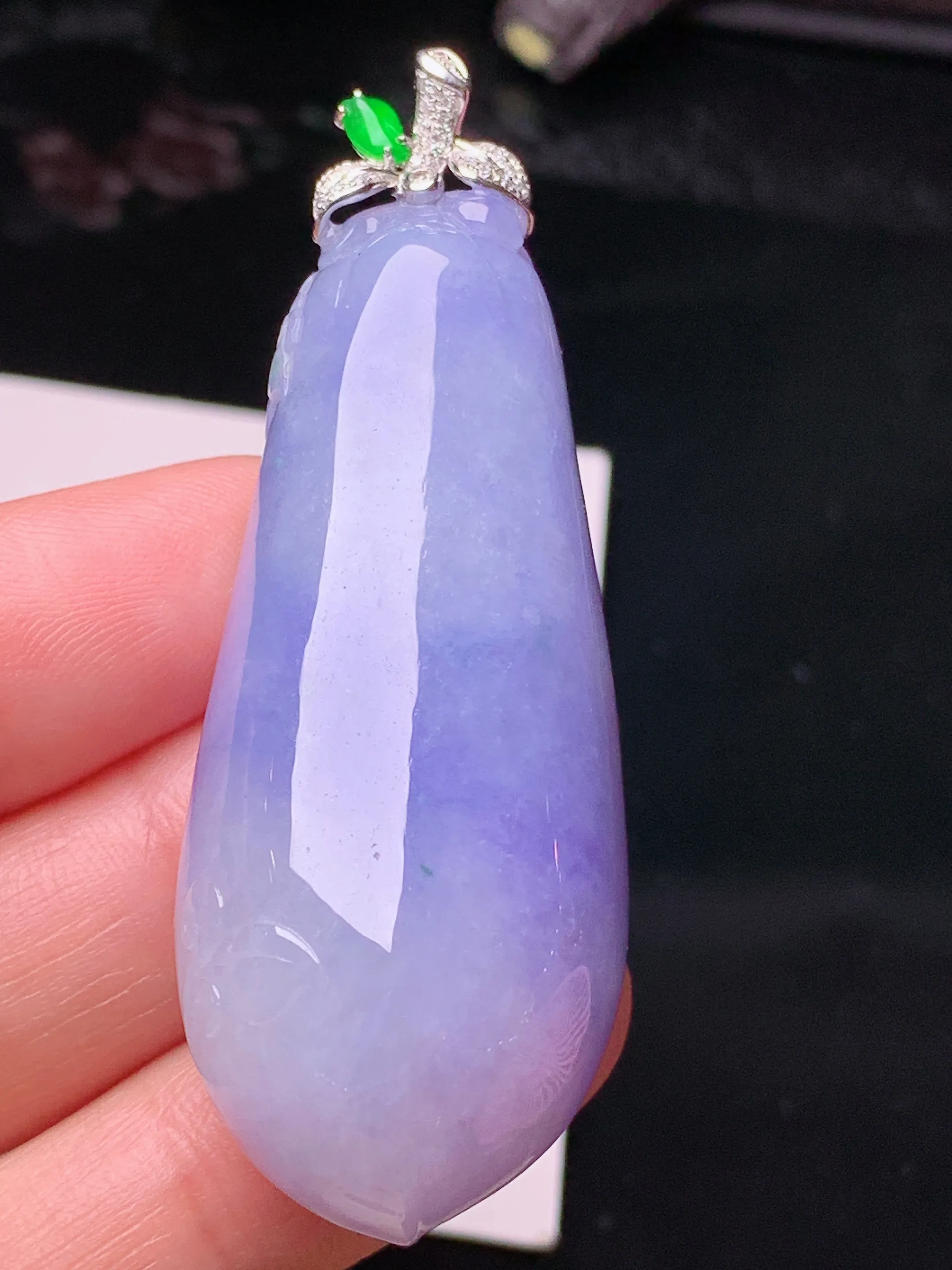 18k金钻镶嵌紫罗兰福瓜吊坠 玉质细腻 水润亮眼 色泽艳丽 整体尺寸60*21.6*12.8