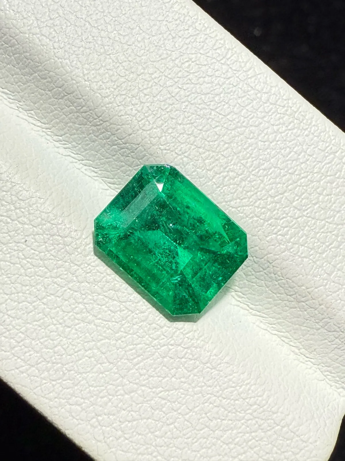 【高端珠宝】天然极美极微油沃顿绿祖母绿裸石
重量: 2.89ct  规格: 10.1*8*5.5毫米
精湛切工，满身火彩
台面大，实物更美，可以代镶嵌设计。