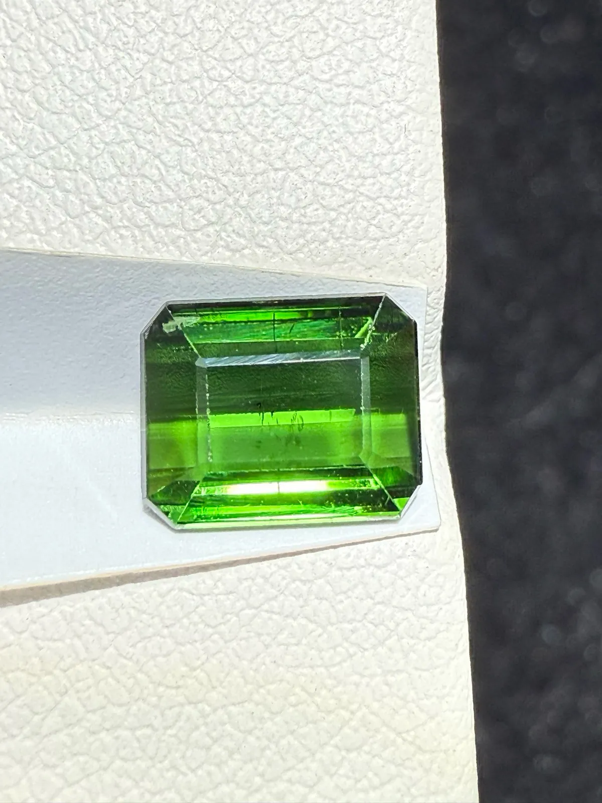 【高端珠宝】天然极美绿碧玺裸石
重量: 2.14ct  规格: 8.2*6.7*3.7毫米
精湛切工，满身火彩
台面大，实物更美，可以代镶嵌设计。