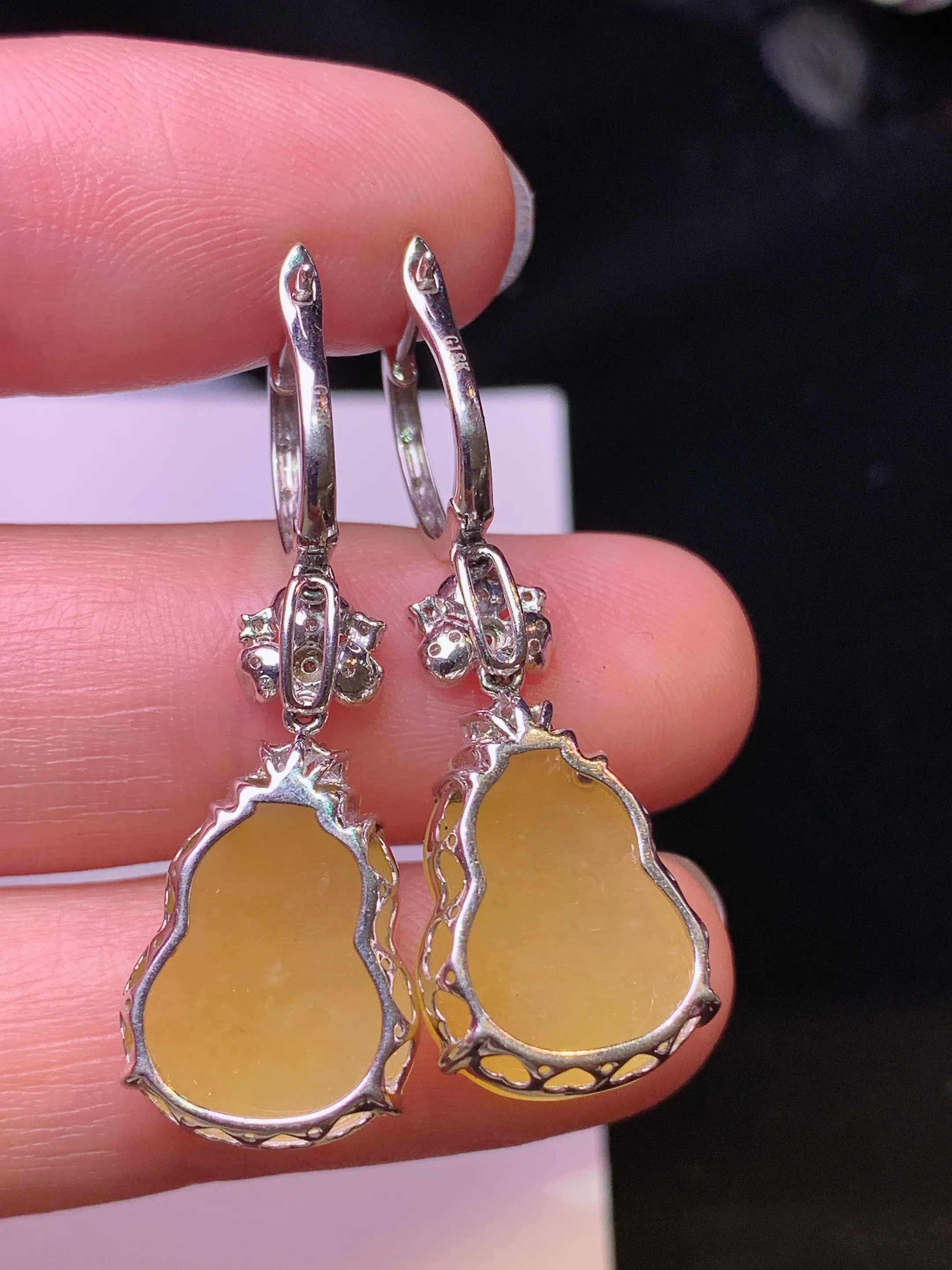 18k金钻镶嵌黄翡葫芦耳坠 玉质细腻 水润亮眼 色泽艳丽 整体尺寸35.5*12*6