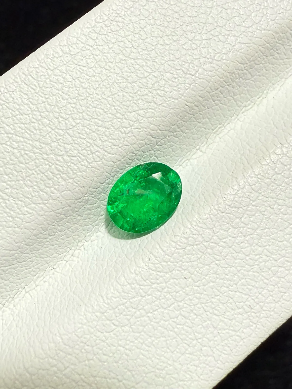 【高端珠宝】天然极美祖母绿裸石
重量: 0.73ct  规格: 6.6*5.1*3.3毫米
精湛切工