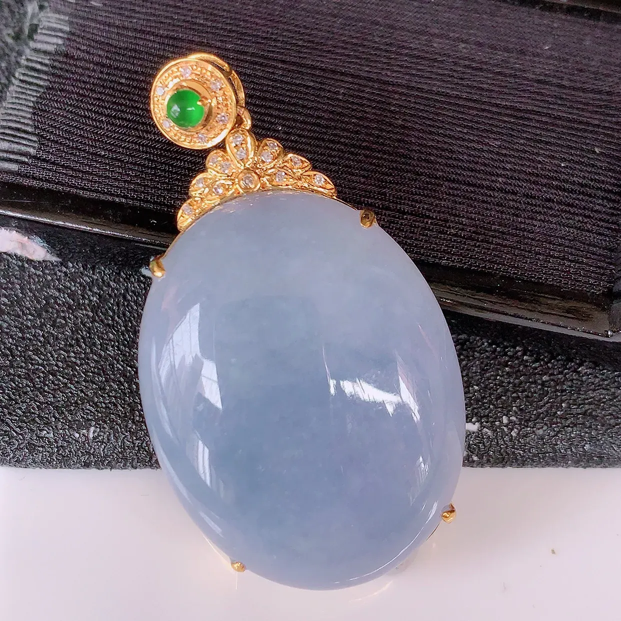 自然光实拍，18K金镶嵌大颗紫罗兰翡翠蛋面吊坠，鸽子蛋面，紫罗兰时‮大尚‬方，款式经典，紫罗兰，佩戴优雅高贵上档次！#00.9尺寸41.8*23*9.5裸石30*23