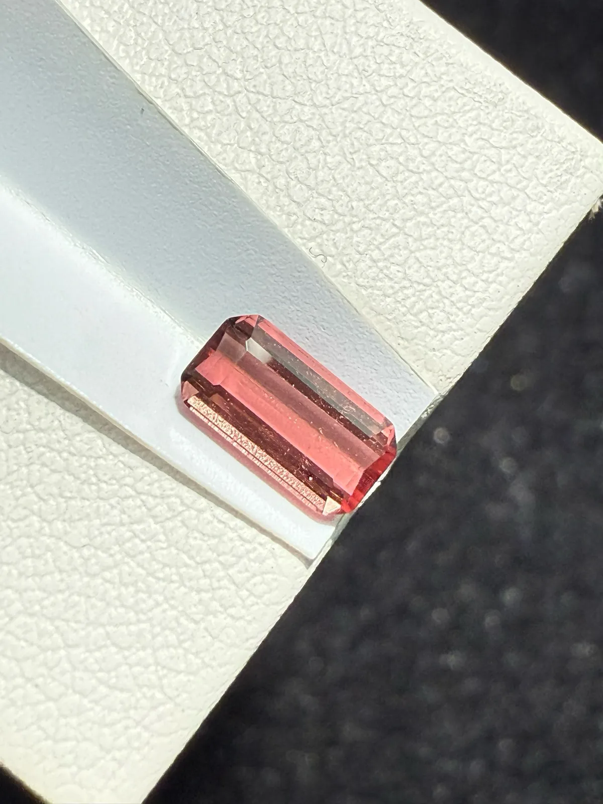 【高端珠宝】天然极美红碧玺裸石
重量: 0.99ct  规格: 7.7*4.1*3.3毫米
精湛切工，满身火彩
台面大，实物更美，可以代镶嵌设计。