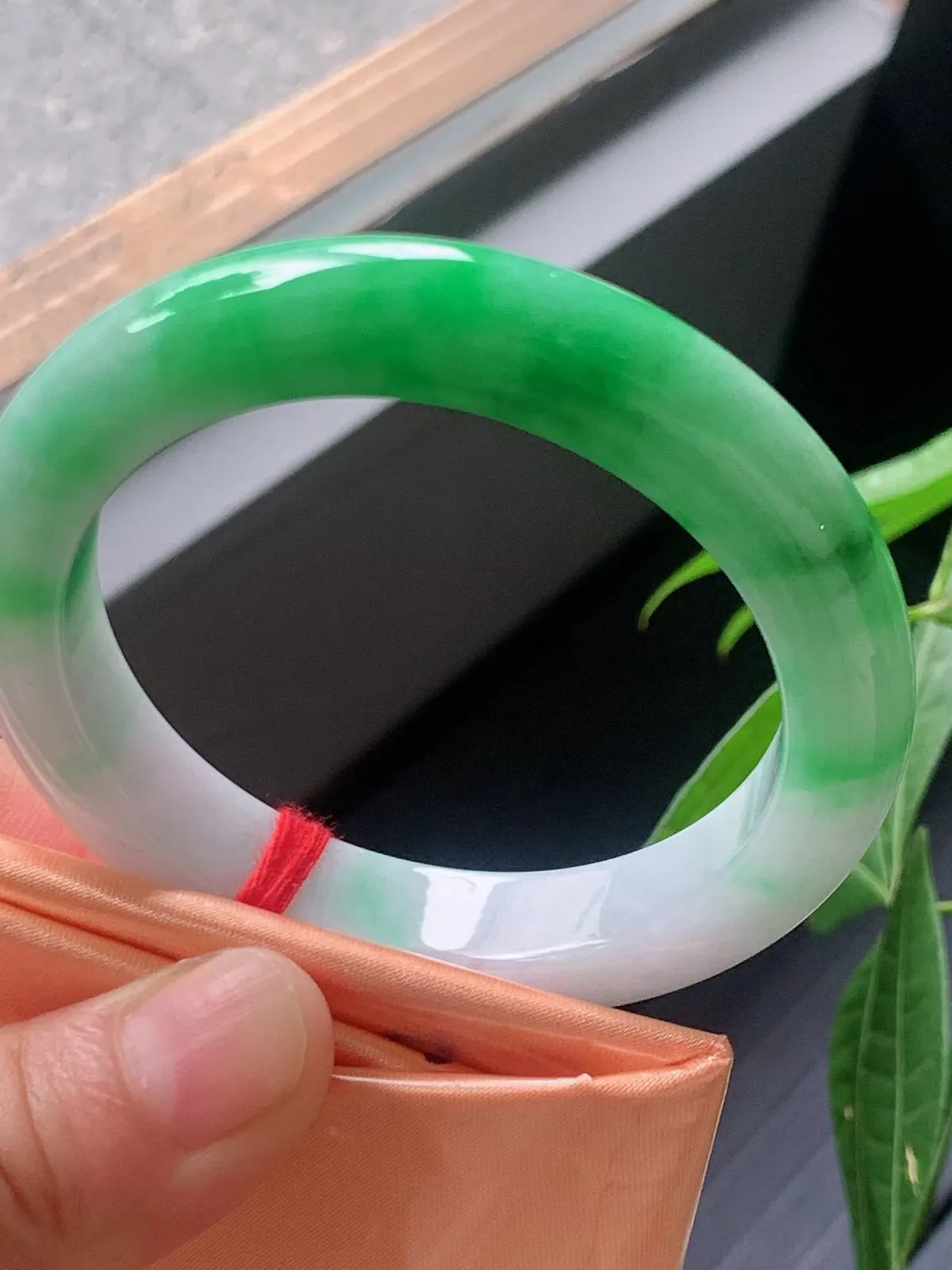 【翡翠名称】老种飘阳绿53.8正圈口手镯
【翡翠尺寸】53.8/11.3/9.2mm适合52.8-55正圈口佩戴
【翡翠描述】宝贝种老水足，玉质细腻，色泽靓丽，性价比高，佩戴效果好！
【其它赠送】权威证书/精美挂绳盒子/支持全国复检