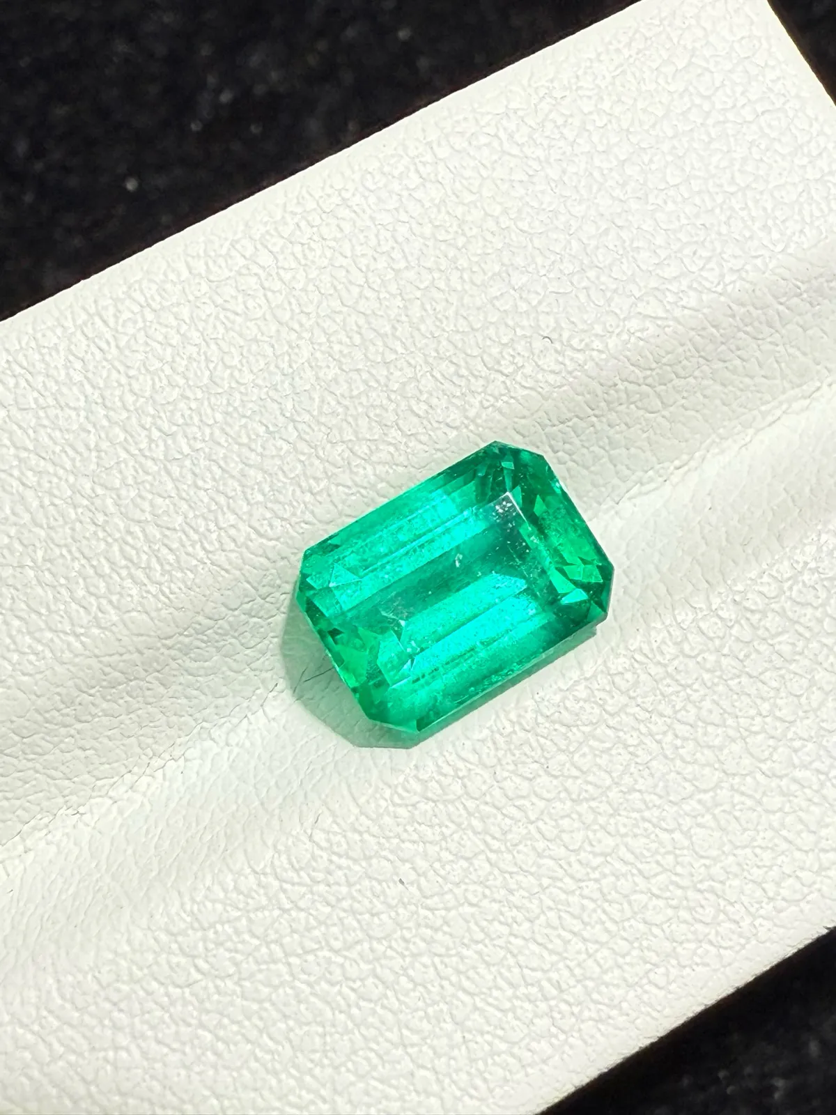 【高端珠宝】天然极美油祖母绿裸石
重量: 2.89ct  规格: 9.4*6.8*5.7毫米
精湛切工，满身火彩
台面大，实物更美，可以代镶嵌设计。