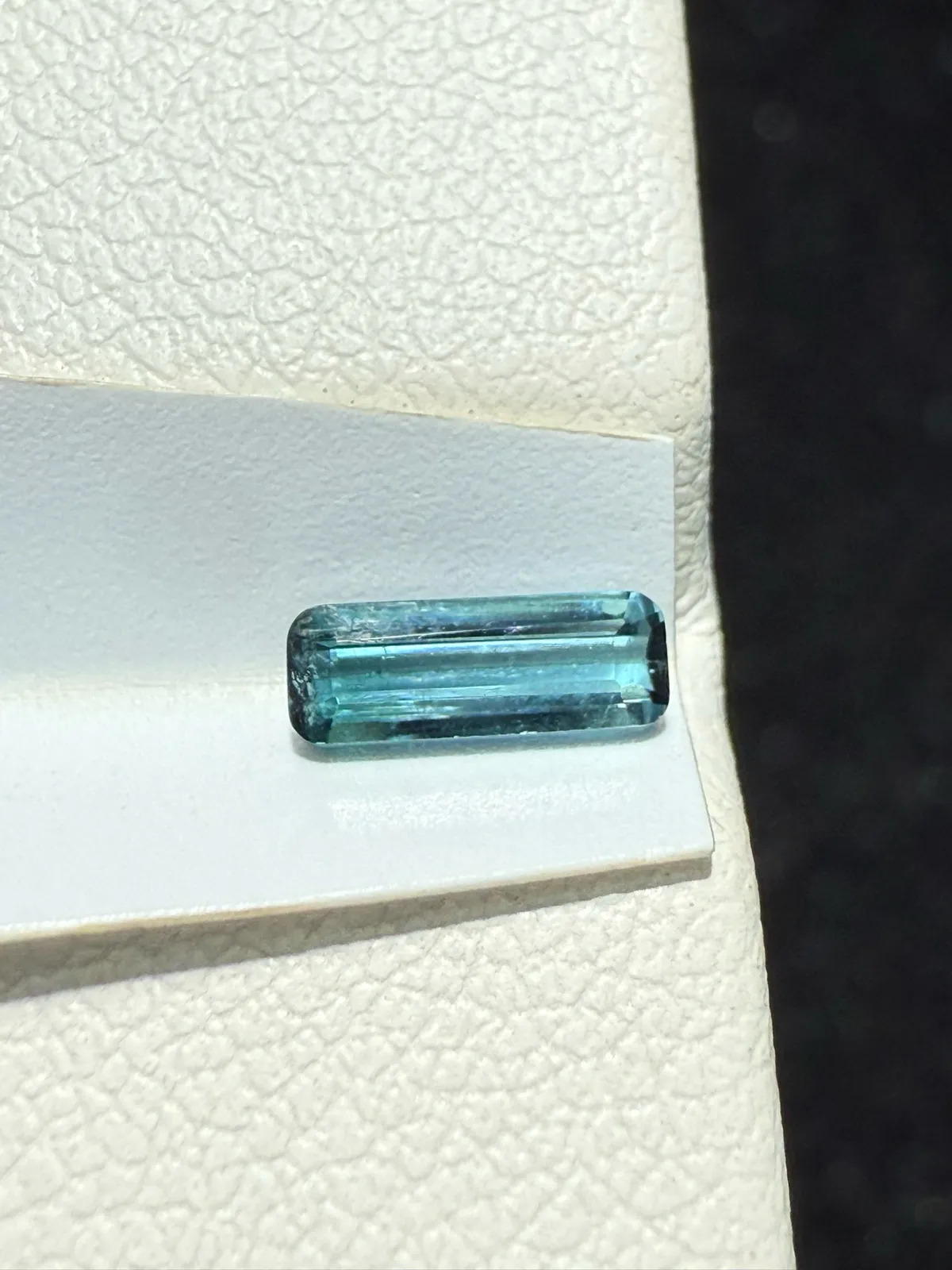 【高端珠宝】天然极美蓝碧玺裸石
重量: 0.34ct  规格: 6.7*2.4*2毫米
精湛切工，满身火彩
台面大，实物更美，可以代镶嵌设计。