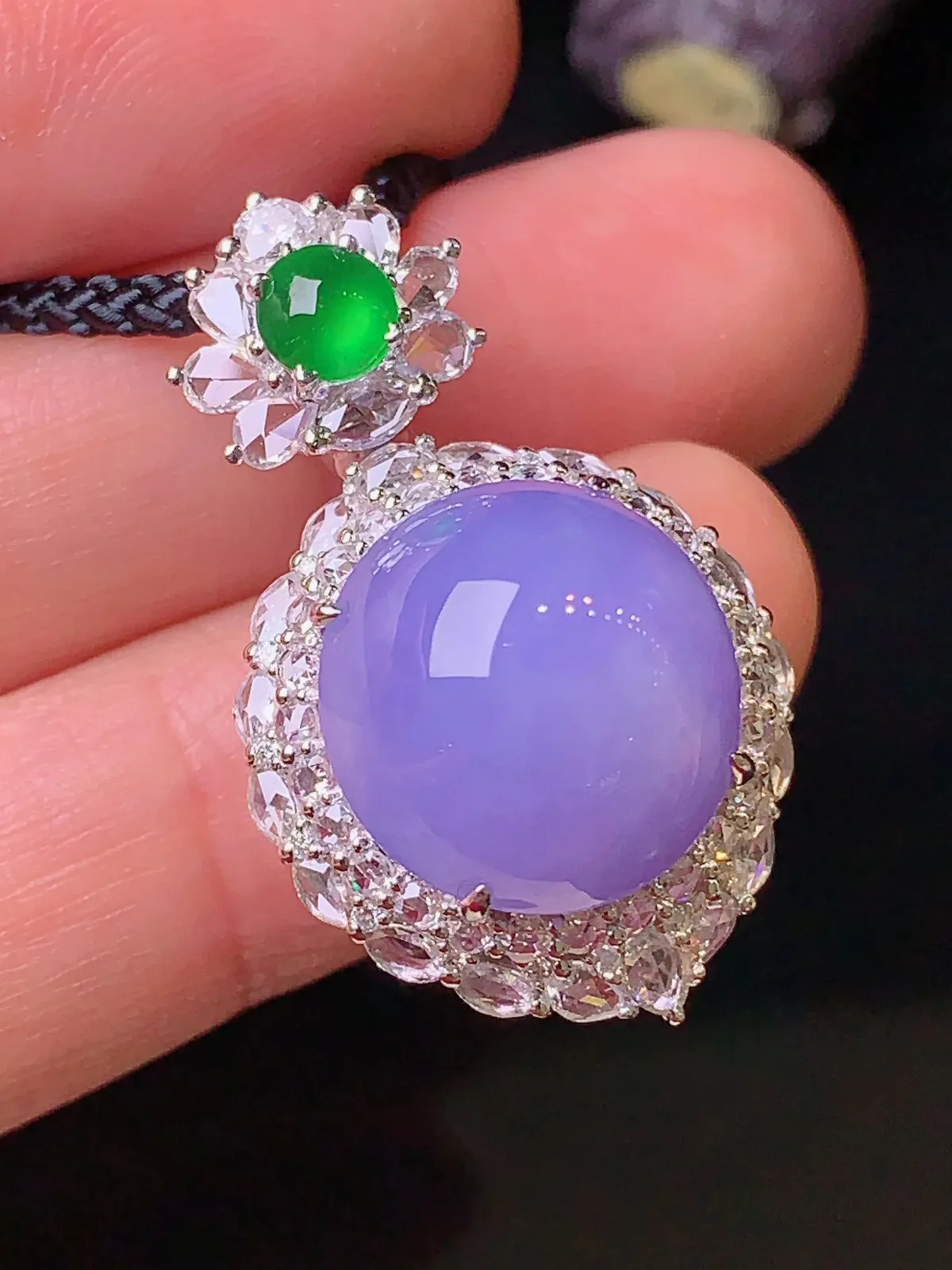 18k金钻镶嵌紫罗兰蛋面吊坠 玉质细腻 色泽清新艳丽 整体尺寸30*18*13.6