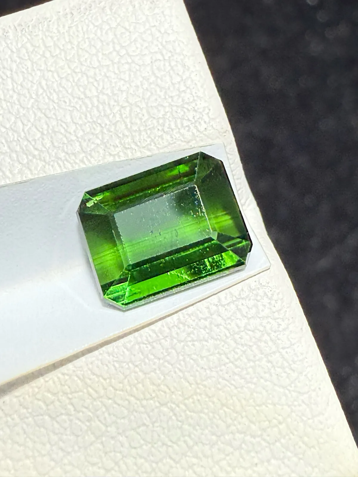 【高端珠宝】天然极美绿碧玺裸石
重量: 2.14ct  规格: 8.2*6.7*3.7毫米
精湛切工，满身火彩
台面大，实物更美，可以代镶嵌设计。