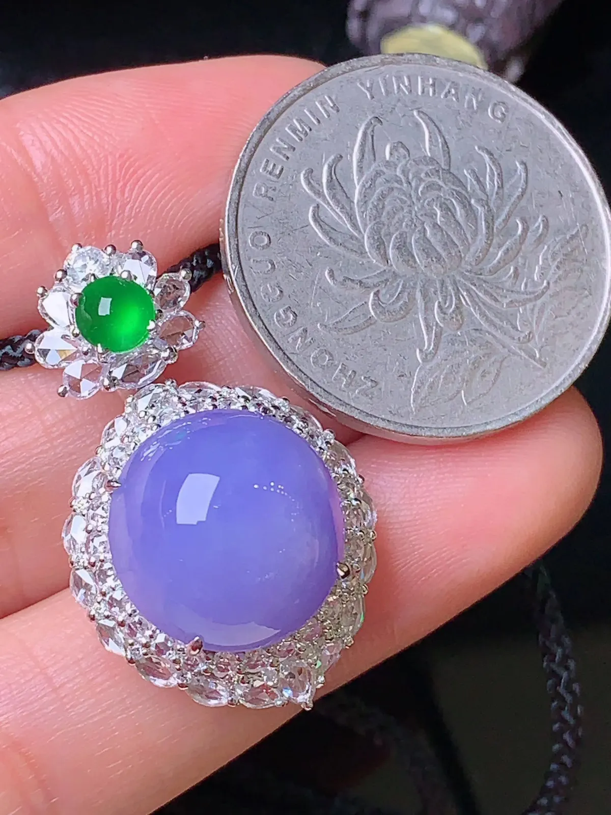 18k金钻镶嵌紫罗兰蛋面吊坠 玉质细腻 色泽清新艳丽 整体尺寸30*18*13.6