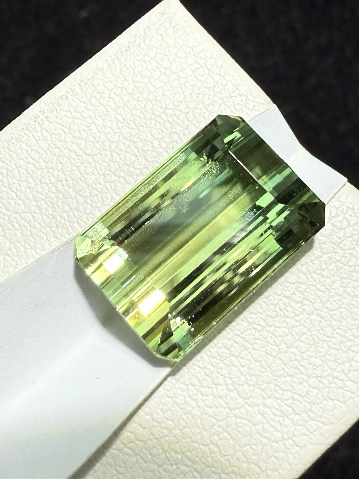 【高端珠宝】天然极美绿碧玺裸石
重量: 10.34ct  规格: 14.4*10.1*7.5毫米
精