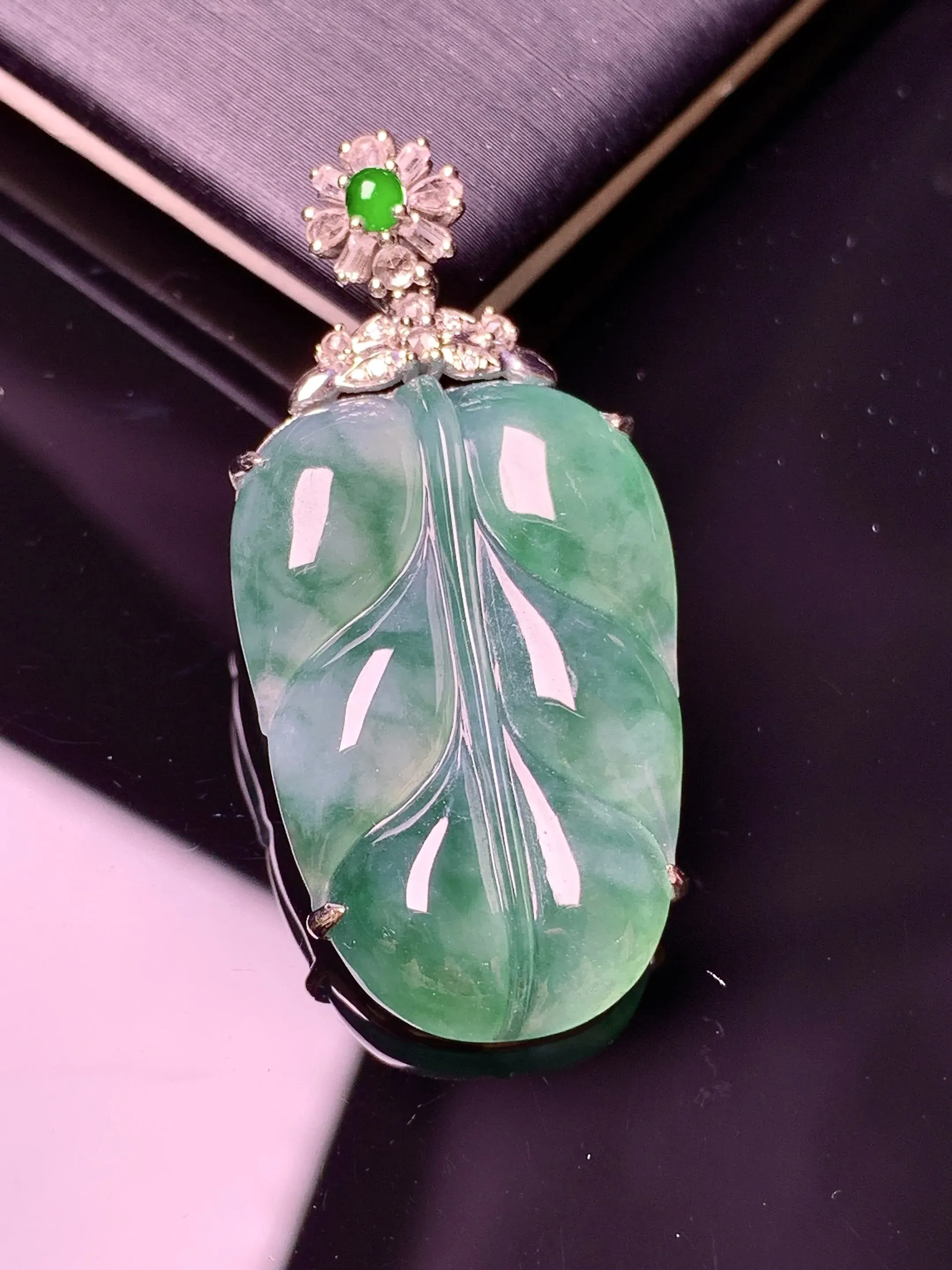 18k金钻镶嵌冰种飘绿树叶吊坠 玉质细腻 水润亮眼 色泽艳丽 整体尺寸37.6*17.8*5