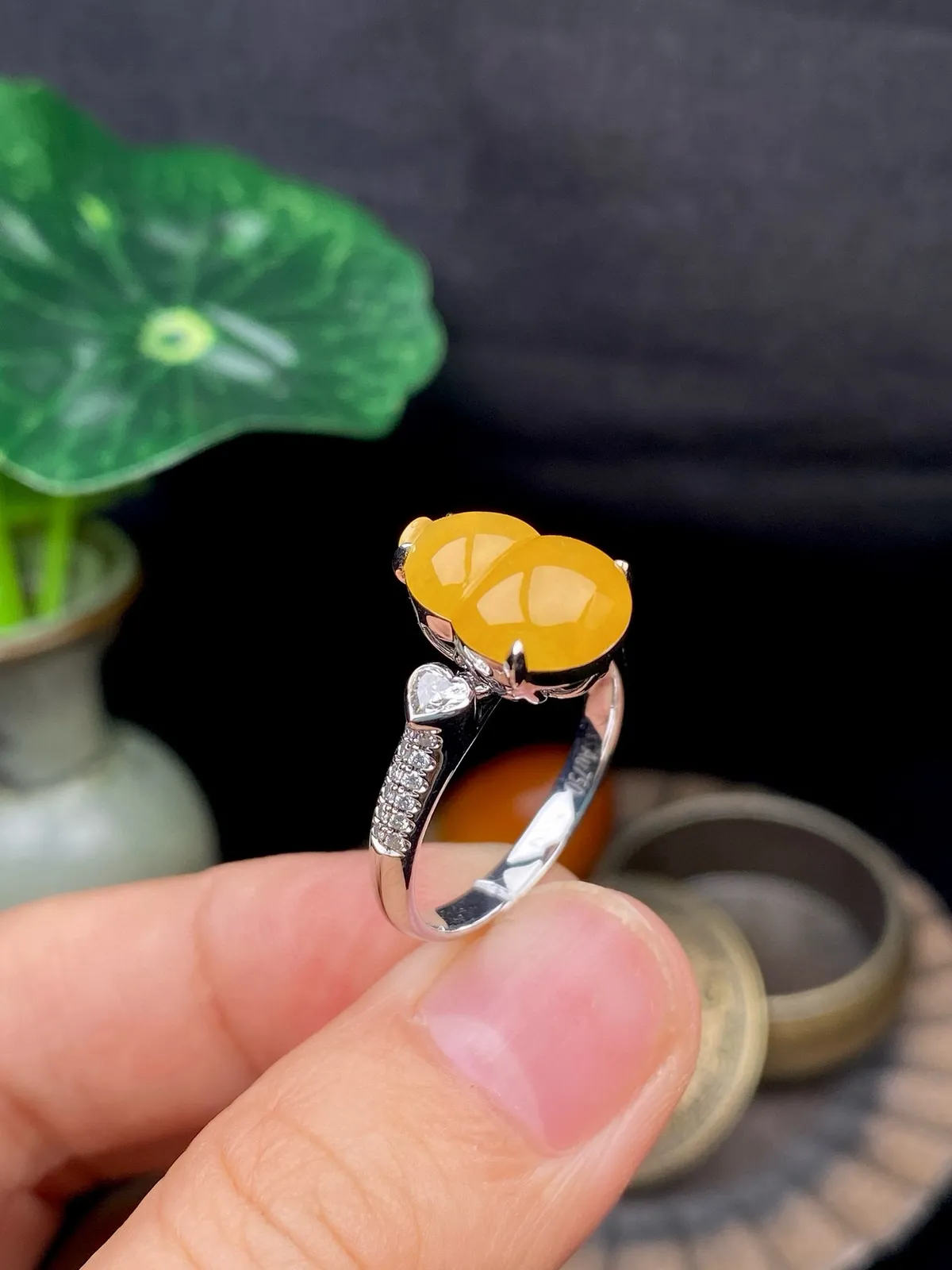 【冰种黄葫芦戒指】种水上乘，晶莹剔透，纯净通透，18k金钻精美镶嵌，裸石尺寸12.6*8.9*3.8毫米，圈口可改