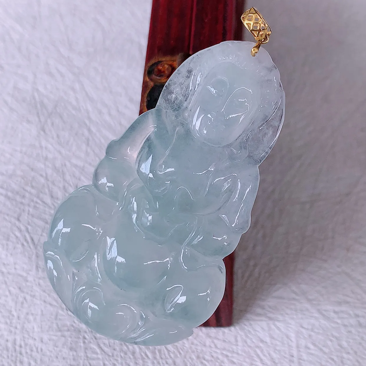 18K金镶嵌冰种翡翠观音菩萨吊坠，赐福翡翠观音，观音面相端庄，品相佳，佩戴气质！#1.9