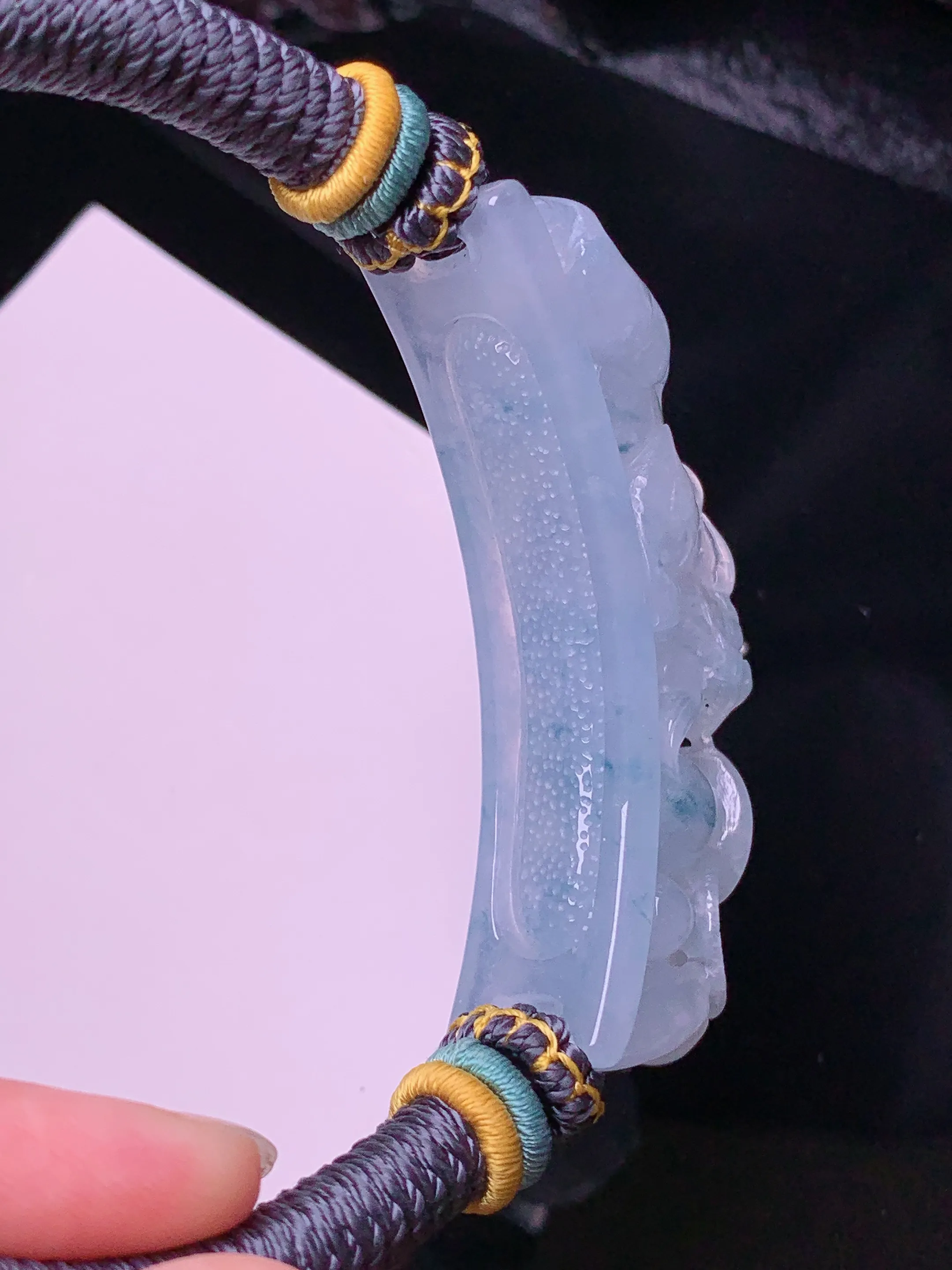 飘绿貔貅手牌 玉质细腻 水润亮眼 色泽艳丽 整体尺寸51.8*12.3*15.8