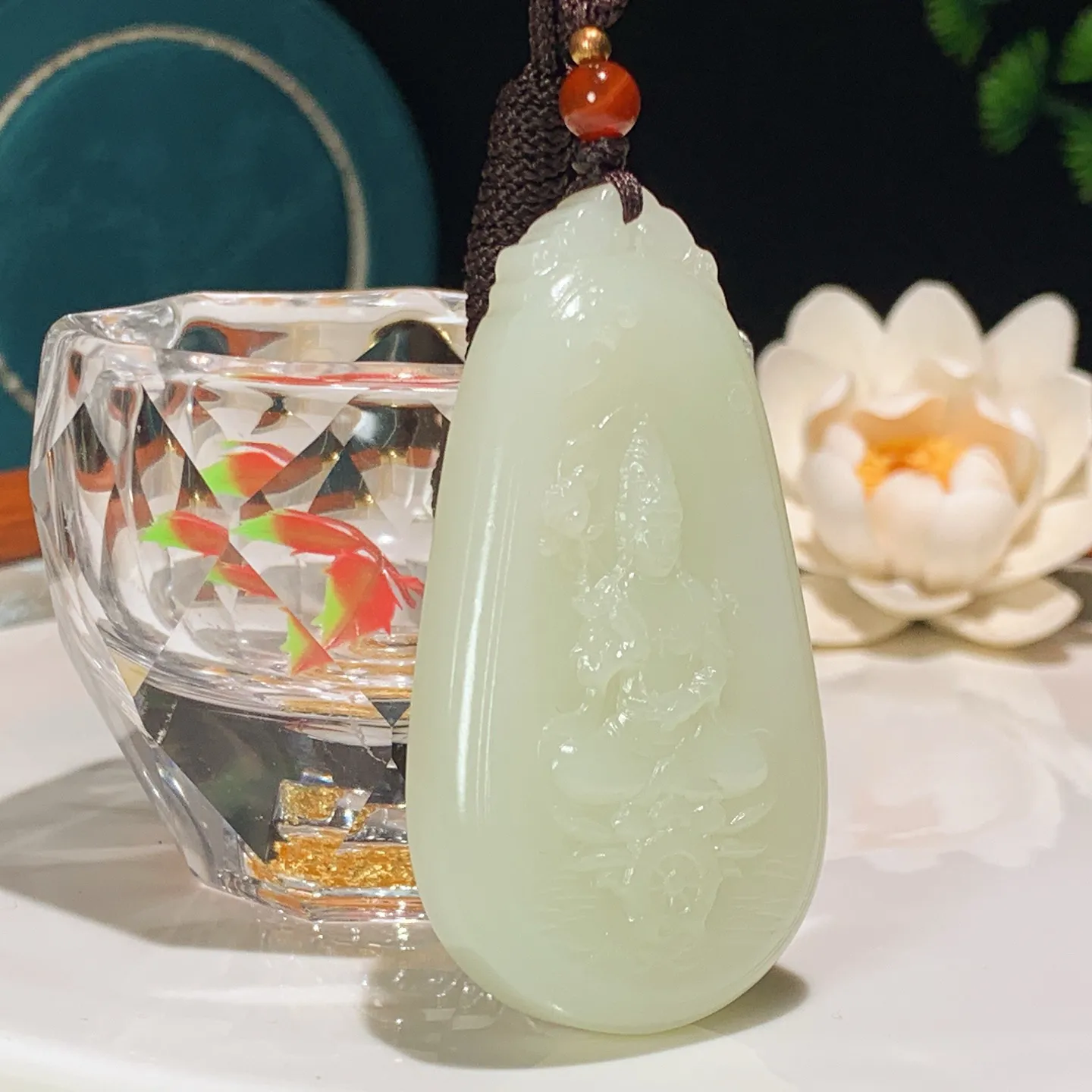 和田玉白玉坐莲观音牌子挂件。尺寸64/35/12重47克。玉质细腻油润。手推出油。佩戴高端典雅。lt251210