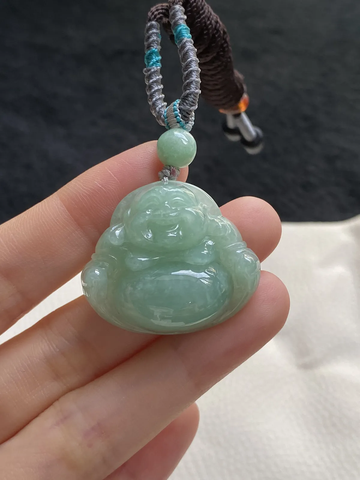 翡翠糯化种浅绿色吊坠，配珠未测