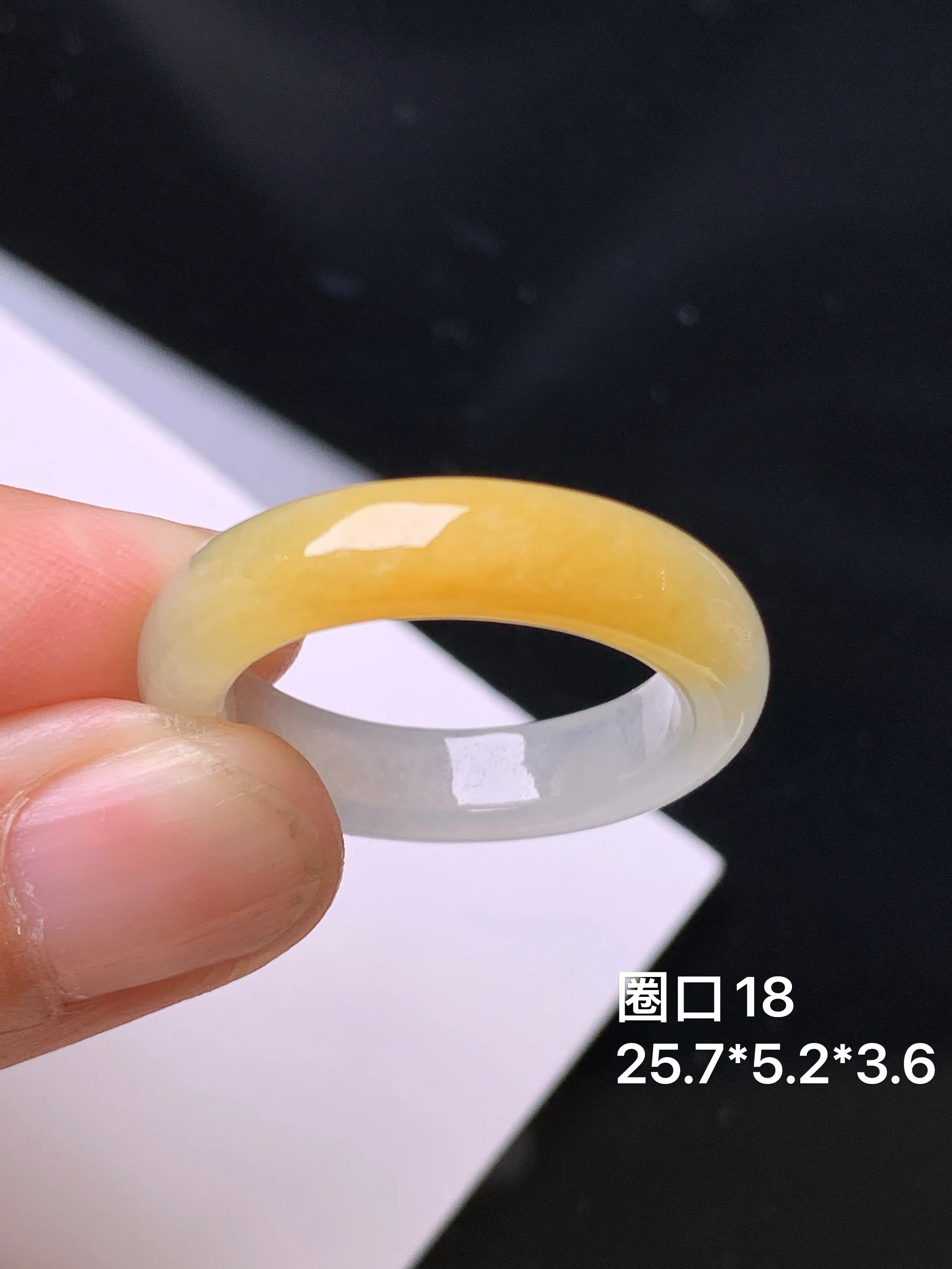 飘黄翡指环 玉质细腻 水润亮眼 色泽艳丽 圈口18 整体尺寸25.7*5.23.6