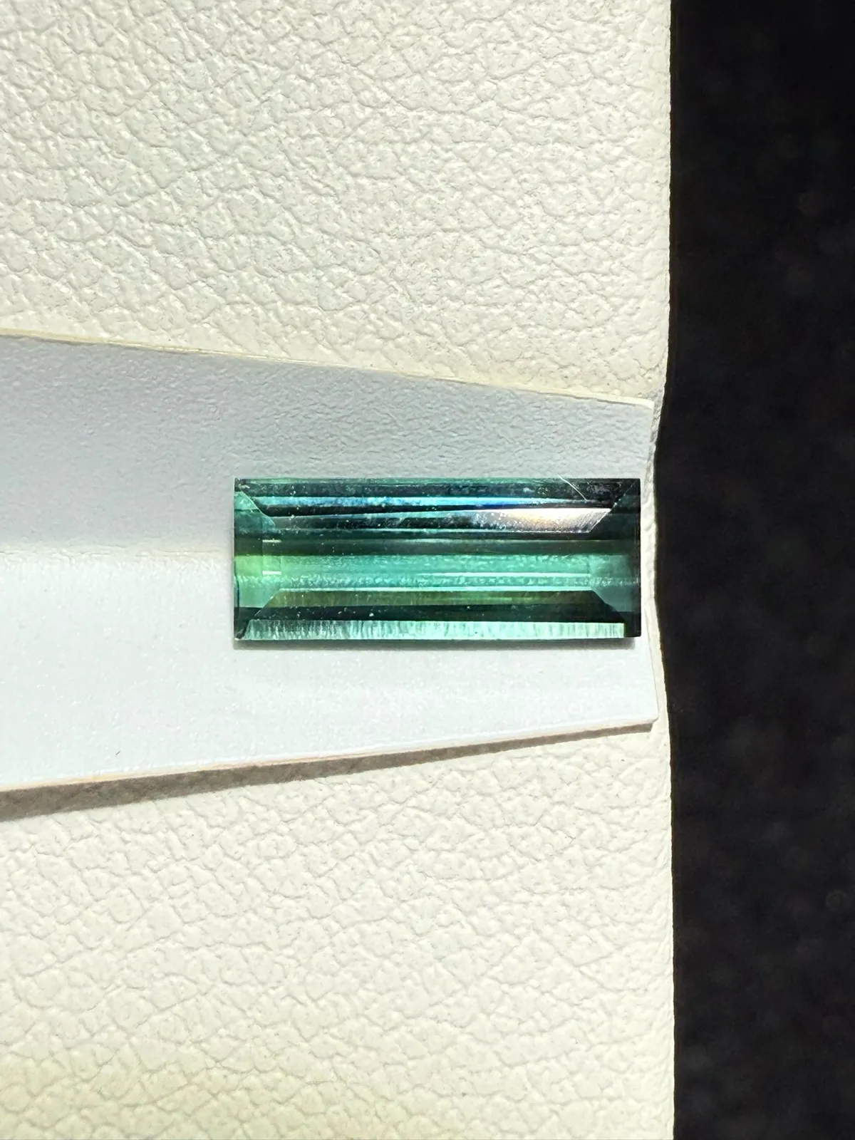 【高端珠宝】天然极美蓝绿碧玺裸石
重量: 0.985ct  规格: 9.6*3.8*2.6毫米
精湛切工，满身火彩
台面大，实物更美，可以代镶嵌设计。